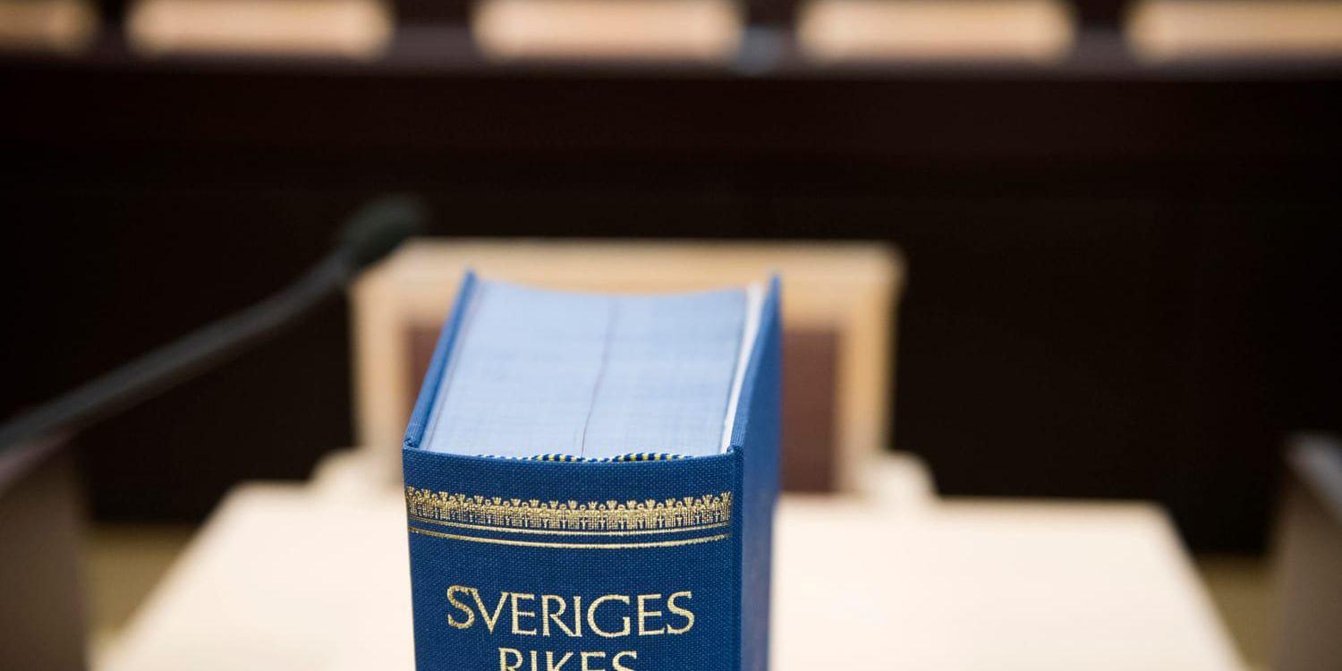 En man i 30-årsåldern döms till 18 fängelse för mord och brott mot griftefriden och hans sambo för grovt skyddande av brottsling till villkorlig dom av Vänersborgs tingsrätt. Arkivbild.