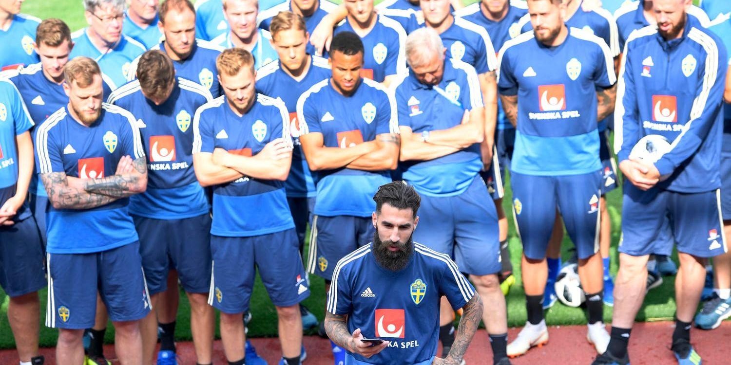 Jimmy Durmaz, som fick motta hot och hat efter Sveriges förlust mot Tyskland, höll ett tal och backades upp av lagkamraterna innan träningen på söndagen.