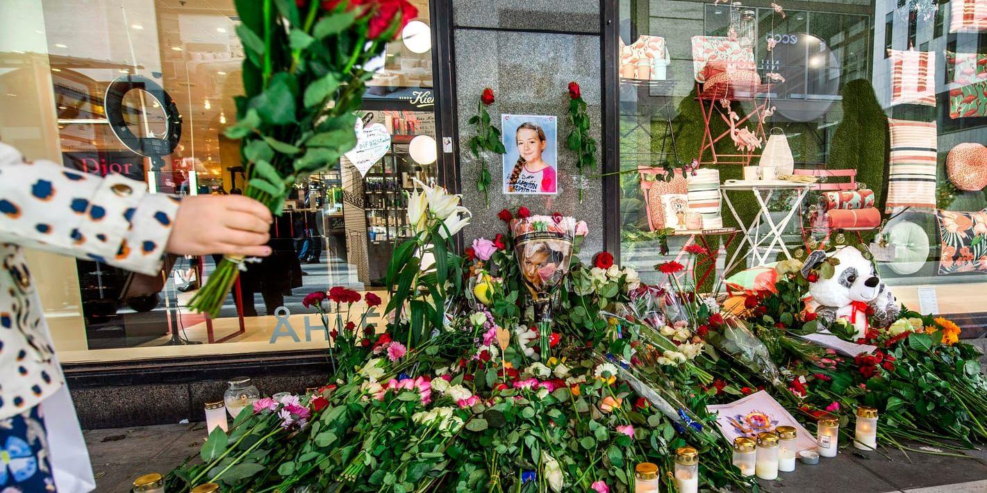 Blommor vid årsdagen av terrordådet 7:e april 2017 på Drottninggatan i Stockholm.