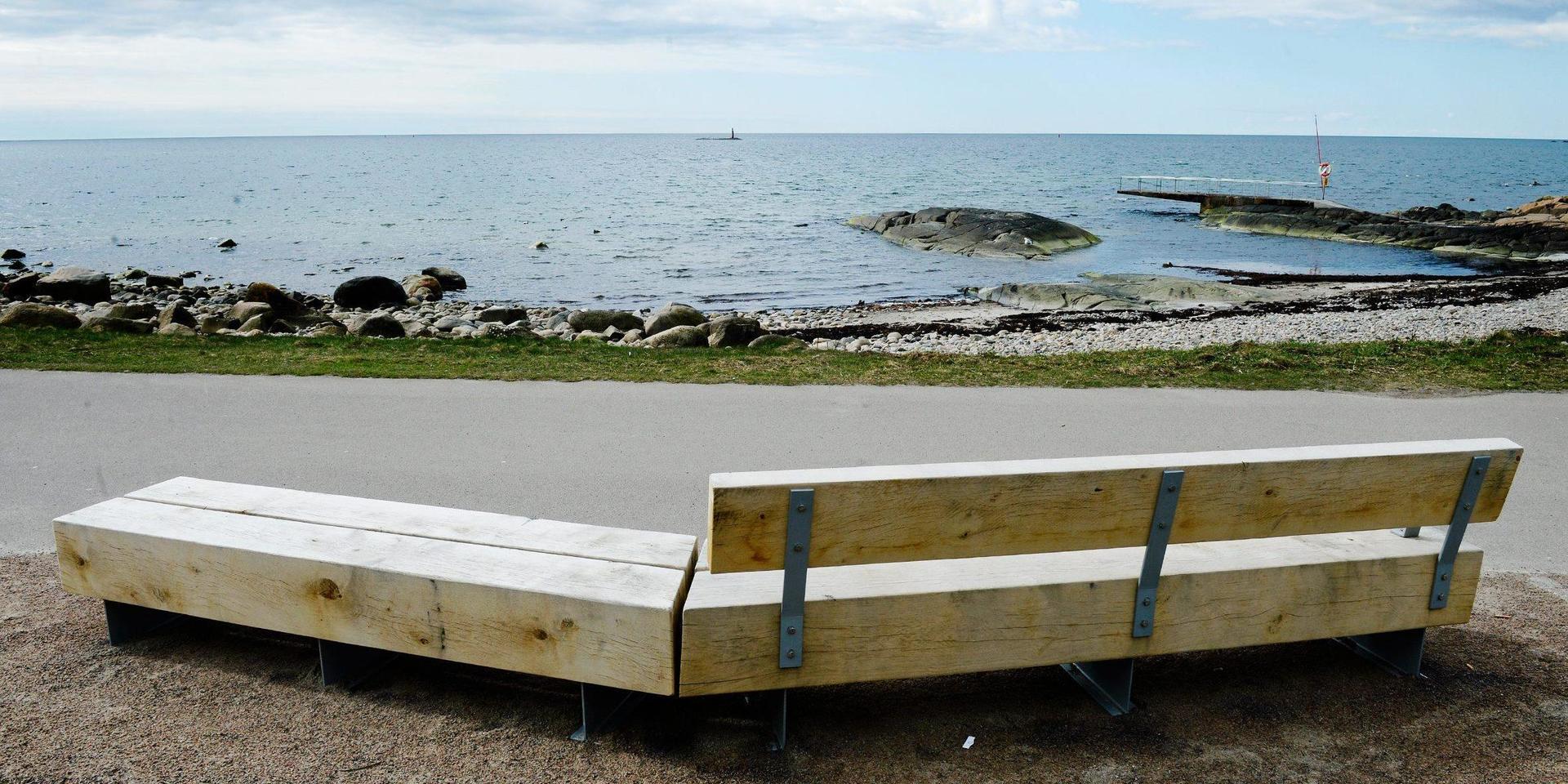 De nya bänkarna sattes upp längs Strandpromenaden och vid fästningen med start 2014.