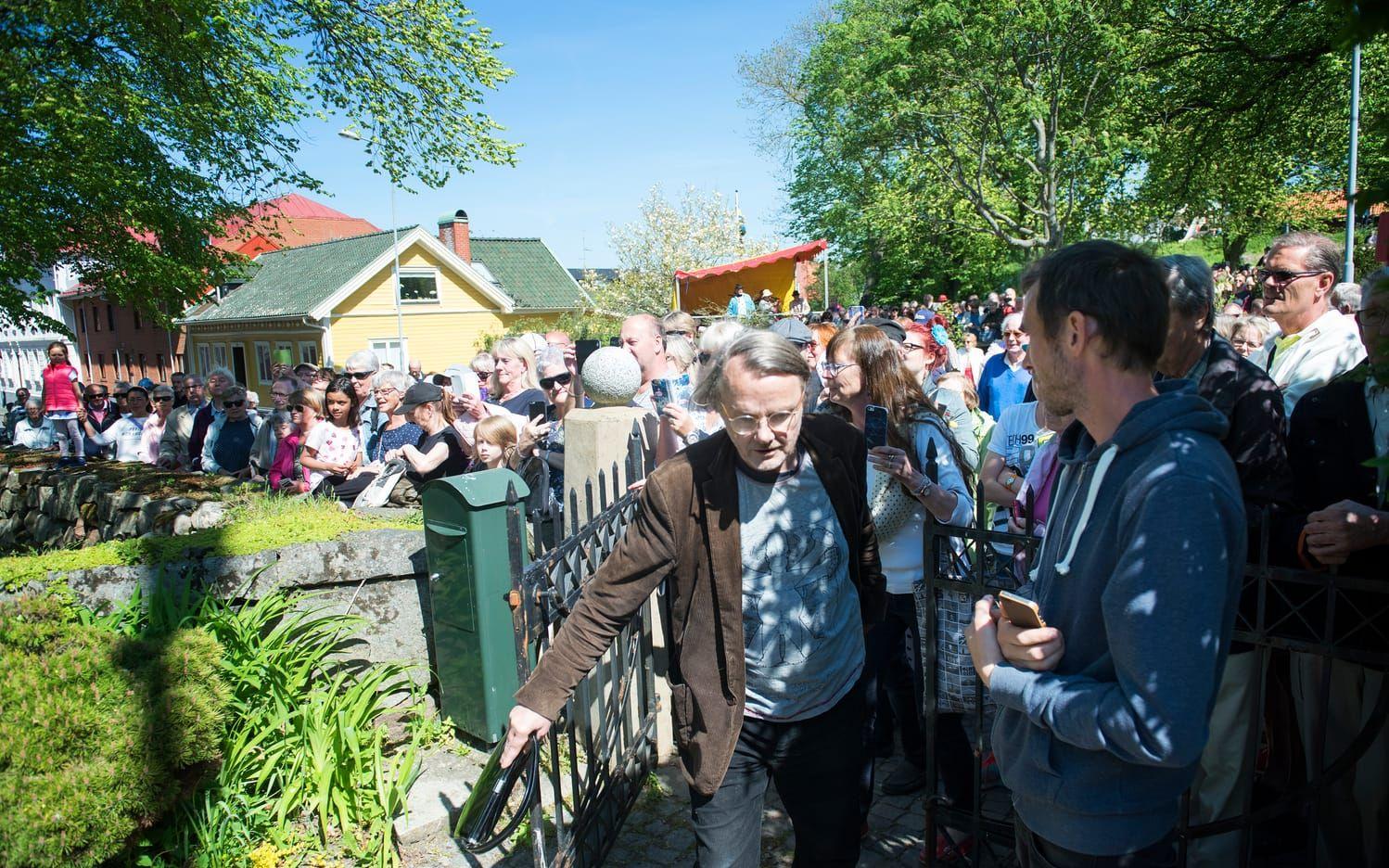 Lasse Diding i folkhavet framför Villa Wäring. Bilder: Jonatan Bylars