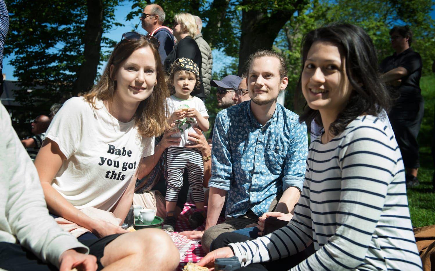 Maja Ståhle, Hilda Nordh, Viktor Ståhle och Tanya Nordh fikar i gröngräset i väntan på att Med handväskan som vapen ska avtäckas.