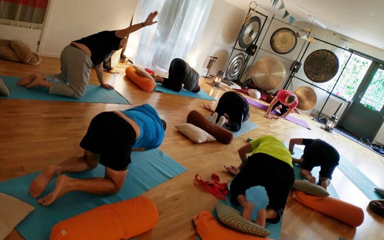 Armarna i taket i takt med andetagen. Varje onsdag är det Yoga för stela män på Nära utvecklings yogalokal i Träslöv.