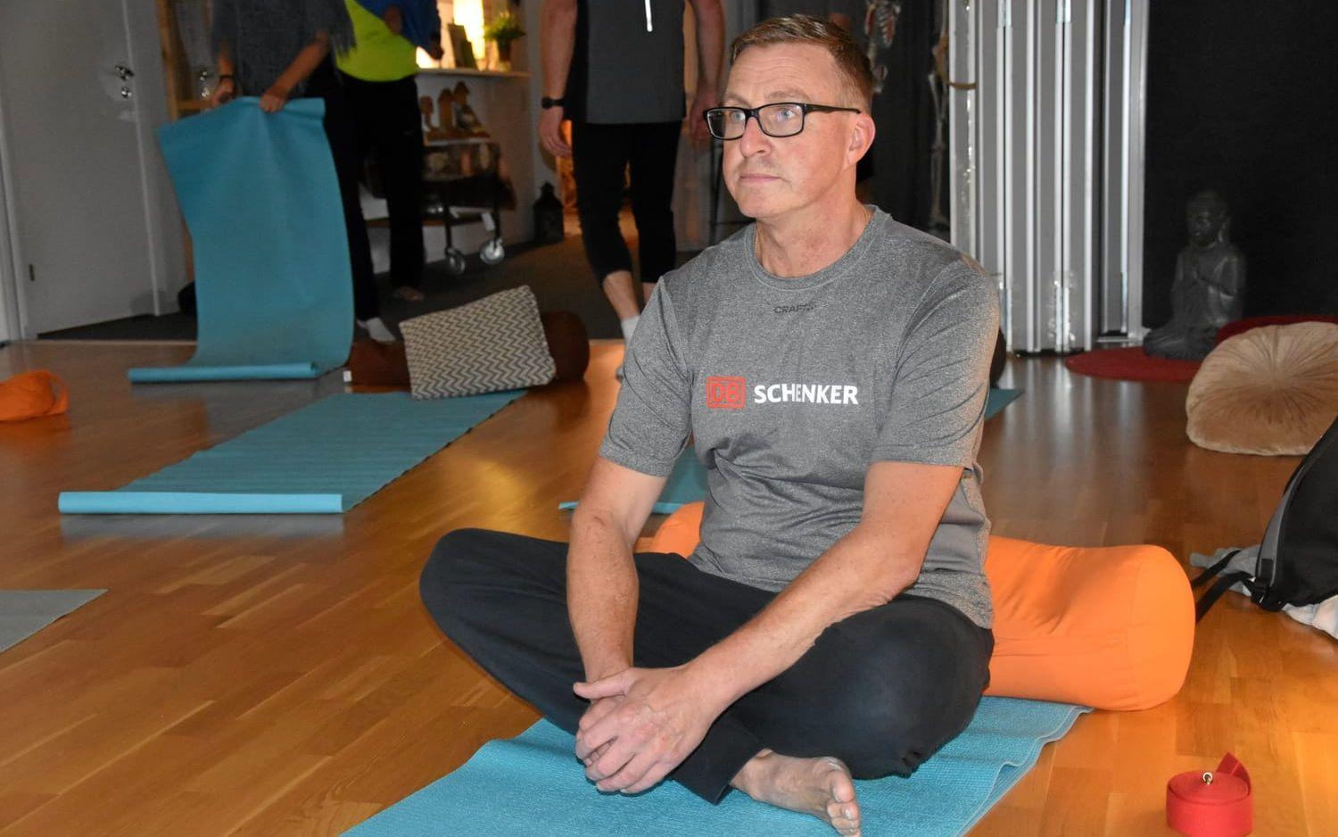 Niklas Johansson tycker om hur kroppen känns efter ett yogapass. ”När jag spelade fotboll var det inte särskilt mycket stretching,” säger han.