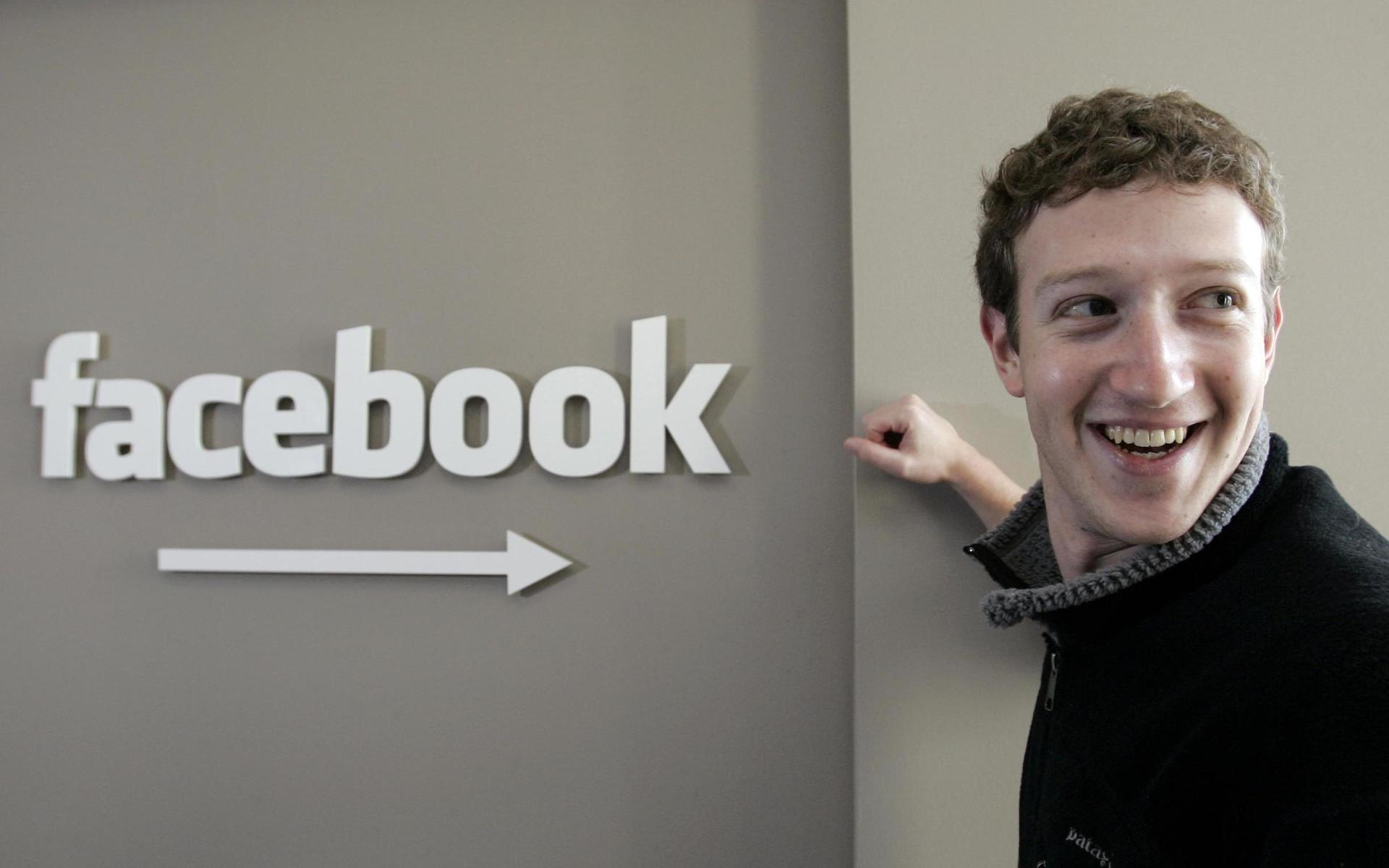 Hjärnan bakom Facebook, Mark Zuckerberg, ler på sitt kontor i Palo Alto, 2007.