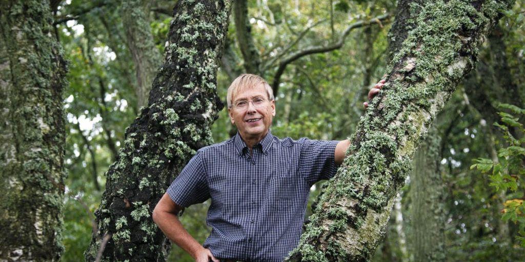 Ungdomlig 70-åring. Hans Löfsved, lärare på Munkagårdsgymnasiet i många år, älskar naturen och allt som har med den att göra. Bakom hans bostad norr om Galtabäck är skogen som synes nästan nästan trolsk.