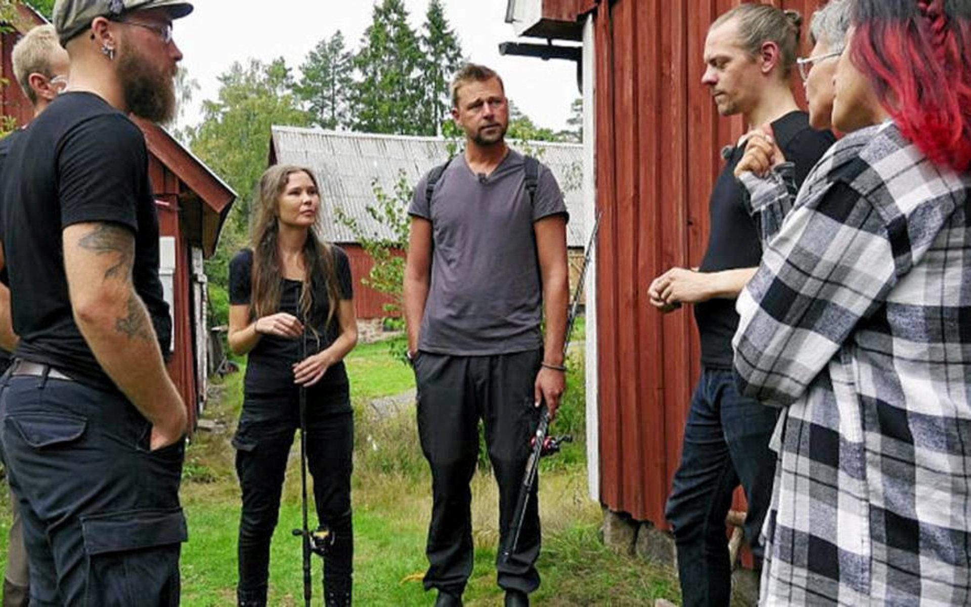 Kalle Rosensköld (i mitten) var en av deltagarna i SVT-serien &quot;Nedsläckt land&quot; som oförberedda skulle klara sig utan el, mobiler och mataffärer i Simlångsdalen.