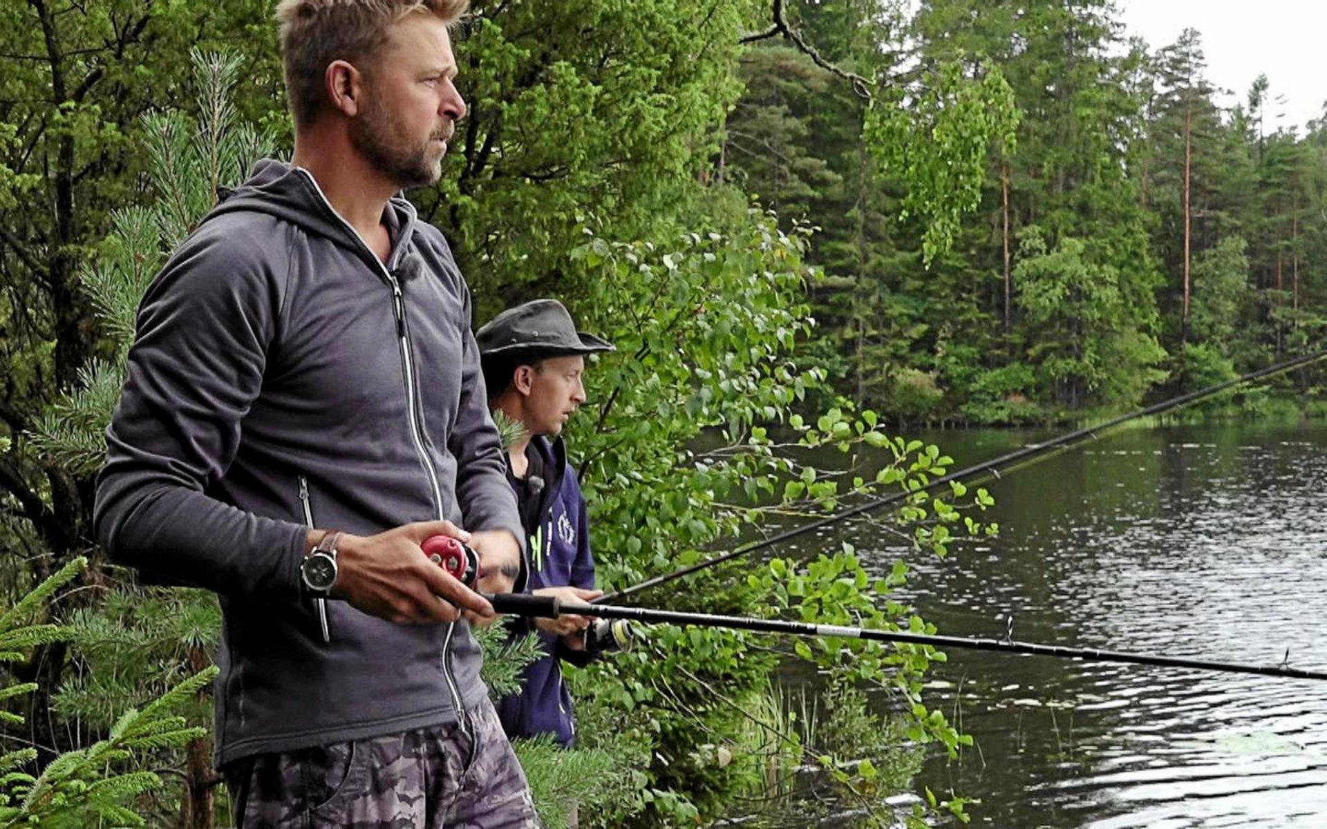 Kalle Rosensköld (till vänster) fiskade i SVT-serien &quot;Nedsläckt land&quot; för att gruppen, som skulle leva utan el i tolv dagar i Halland, skulle få mat.