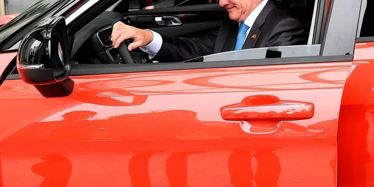 Statsminister Stefan Löfven provkör en av Geelys bilar. Hos biltillverkaren skrevs en avsiktsförklaring mellan Geely och Göteborg stad under.