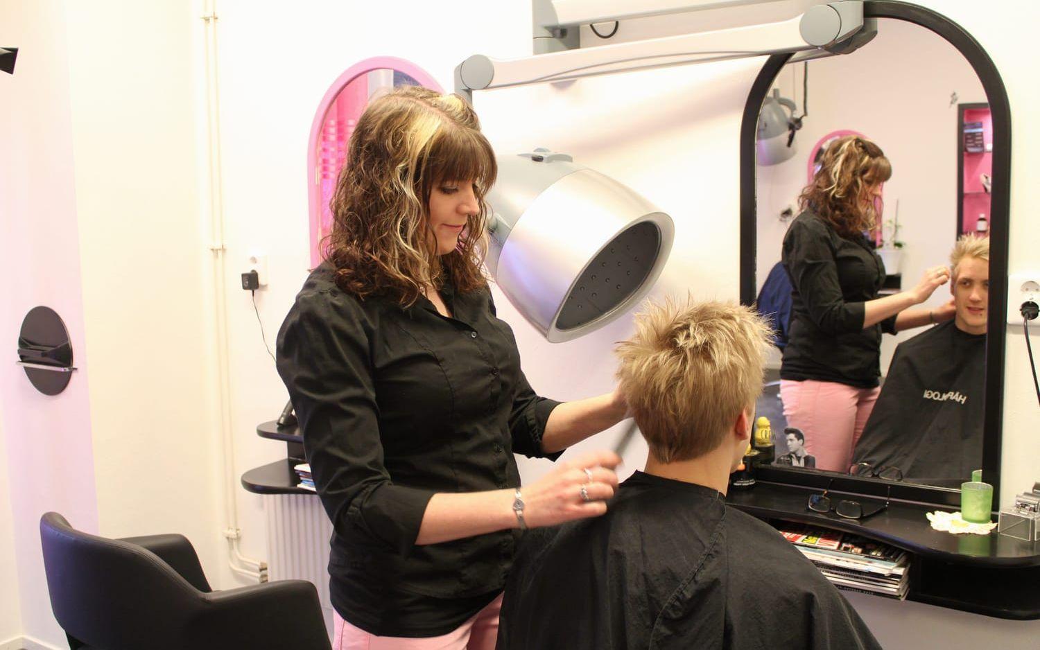 Cecilia Samuelsson driver egen frisörsalong där hon utvärderar varje kunds hår för att sedan erbjuda dem ett specialblandat schampo.