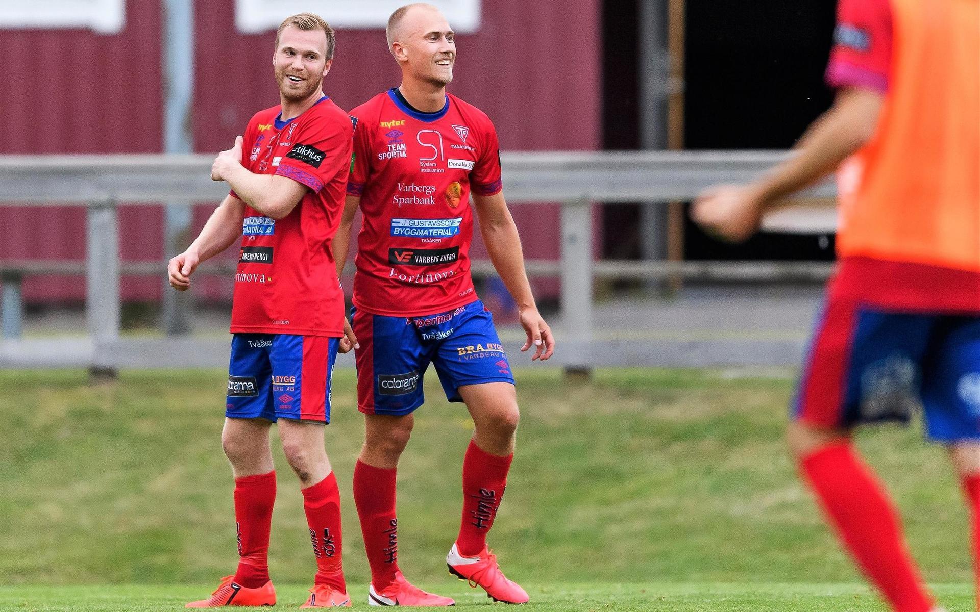 Per Karlsson och Jakob Adolfsson under en match på Övrevi IP 2020.