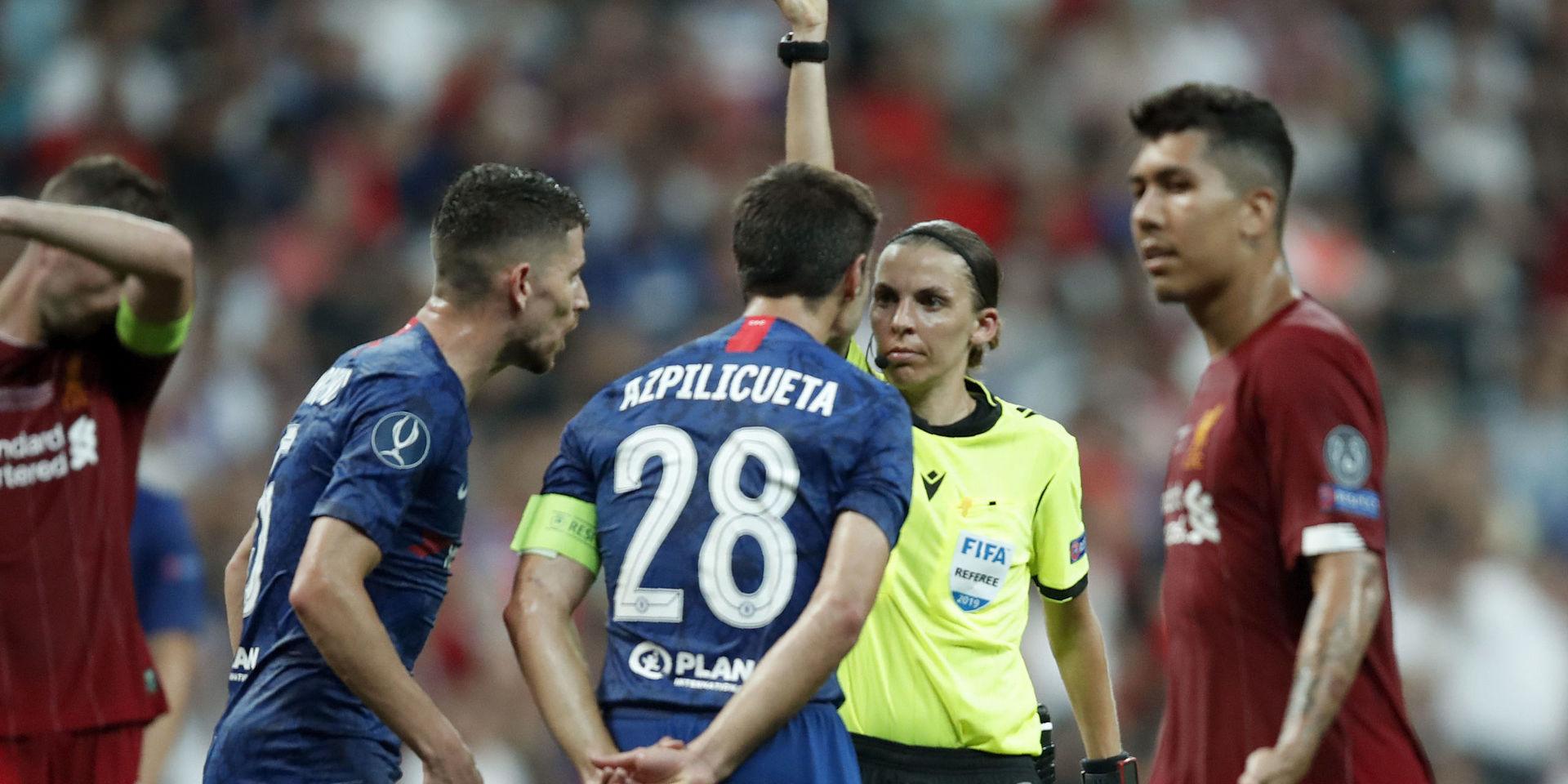 Historiska huvuddomaren Stéphanie Frappart visade bland annat ett gult kort till Chelseas lagkapten César Azpilicueta i supercupfinalen som Liverpool vann efter straffläggning i Istanbul, Turkiet.