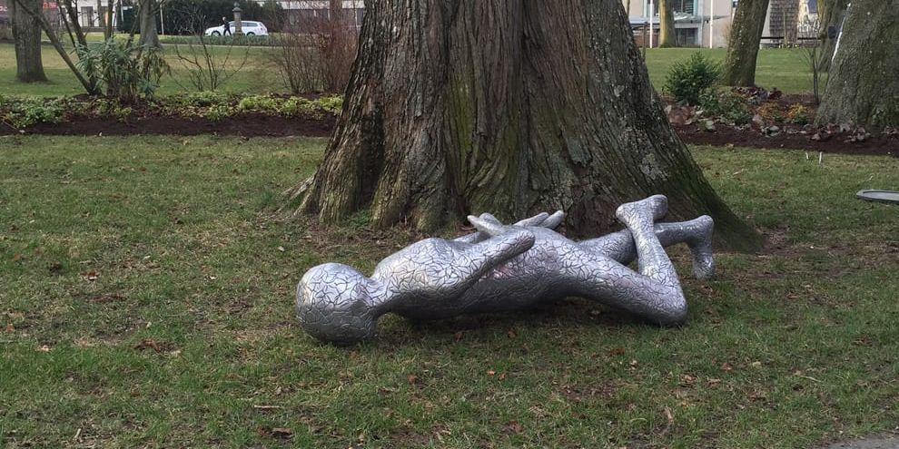 Den nedblåsta statyn får tillbaka sin trädplats i Engelska parken. 
