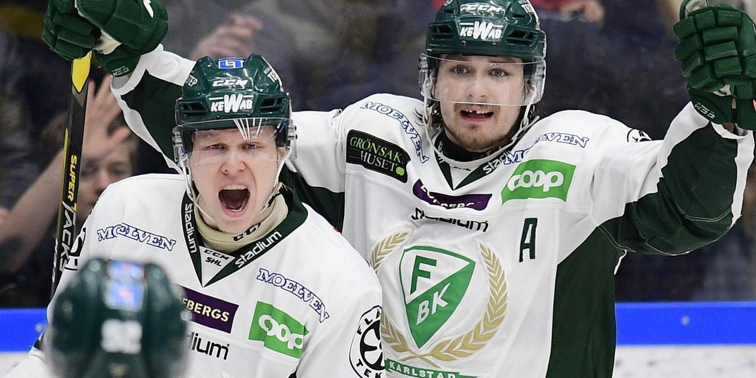 Daniel Viksten (tv) och Linus Johansson jublar efter Färjestads 2–1-mål.