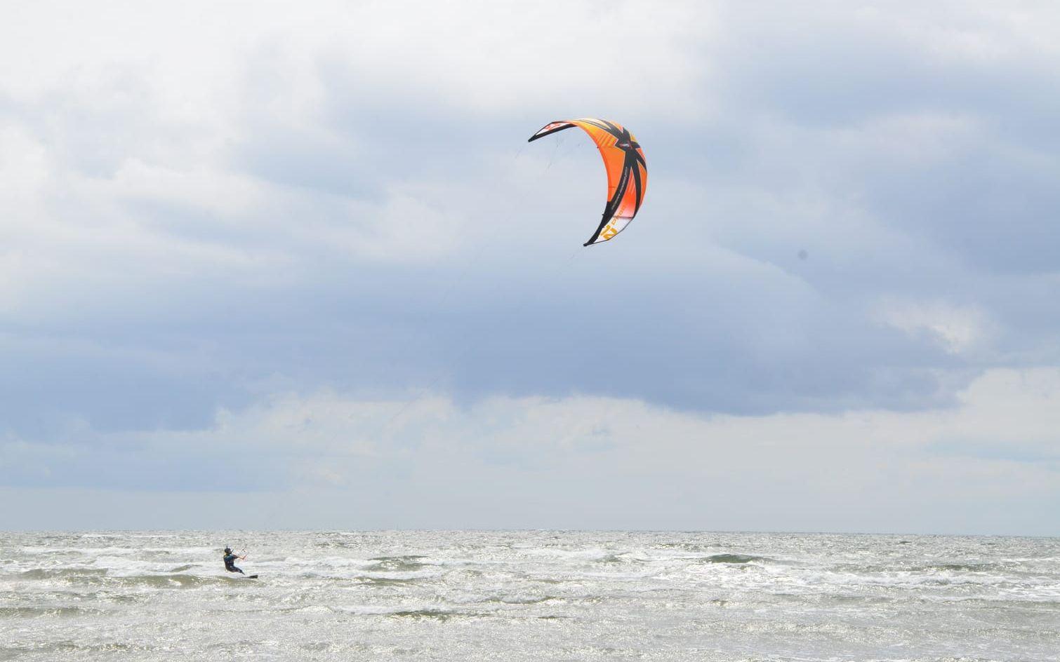 En av många kitesurfare som tog vara på vinden. Bild: Lotta Olsson