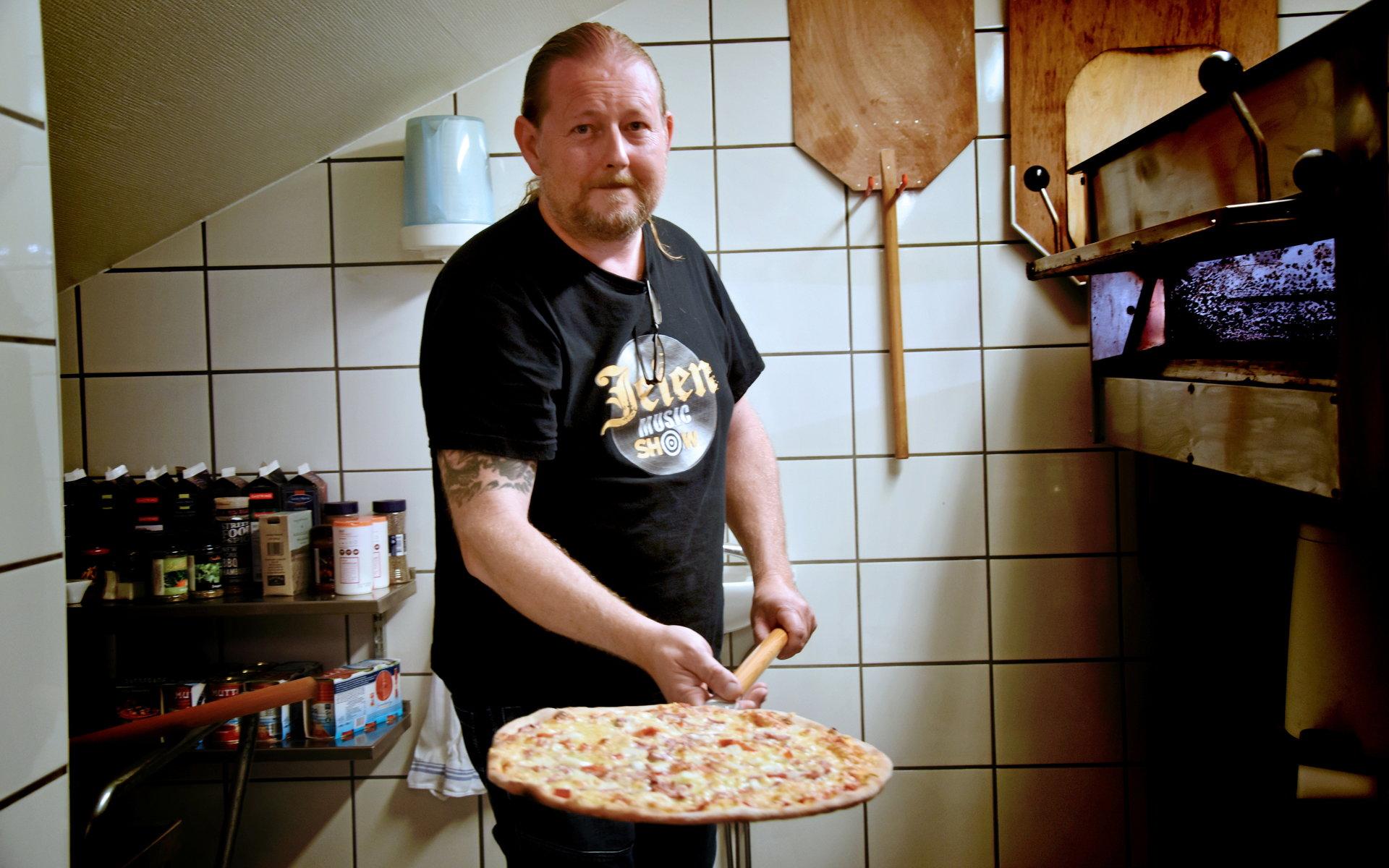 Till vardags är Hans Amnell servicetekniker – på fritiden hängiven pizzaentusiast. Tillsammans med sin fru Gabriella håller han i pizzakurser via Studieförbundet vuxenskolan.