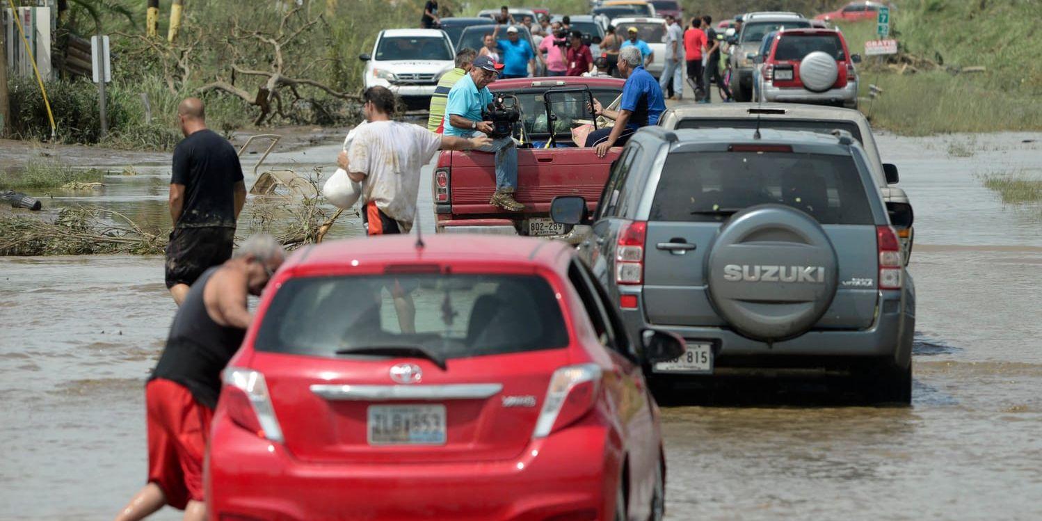 70 000 människor evakueras på grund av en damm som riskerar att brista.