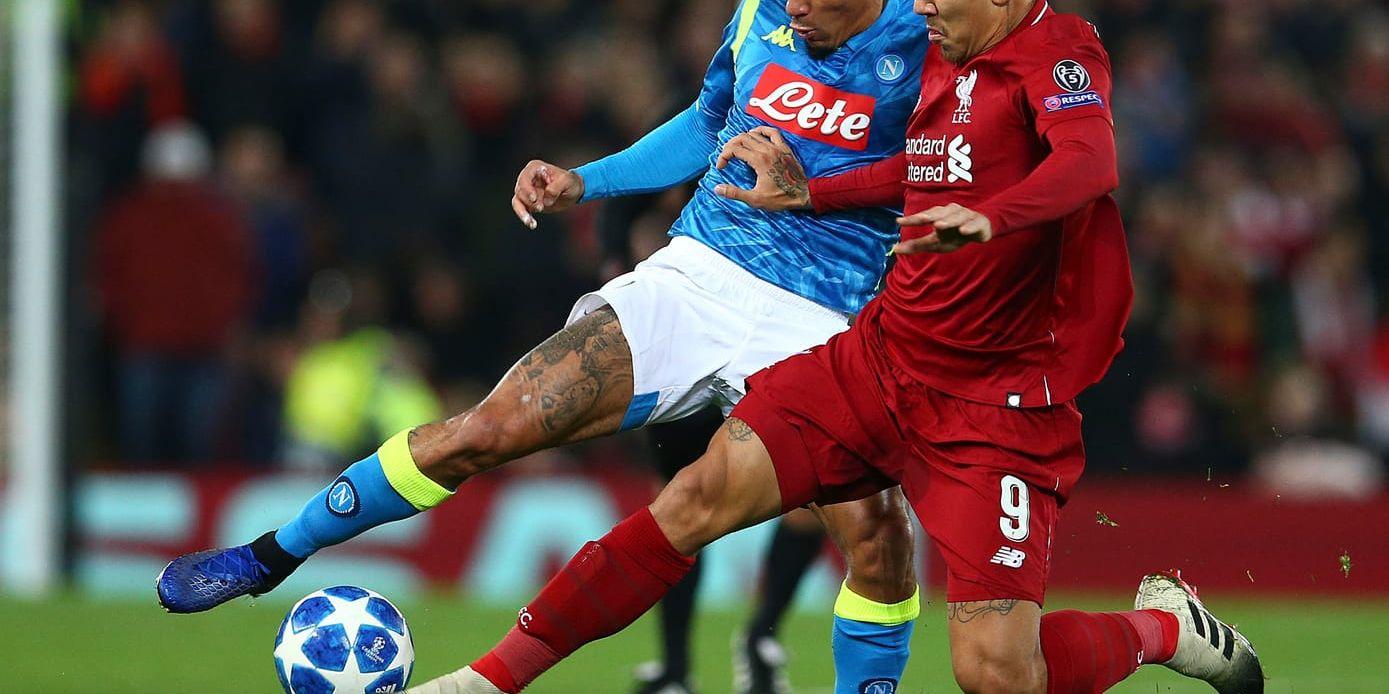 Napolis Allan och Liverpools Roberto Firmino i kamp om bollen – och avancemanget i Champions League. Det blev den sistnämnde som knep en åttondelsfinalsbiljett.