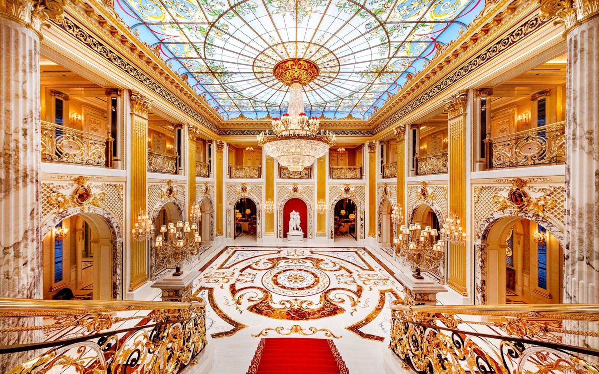 Redan i den 236 kvadratmeter stora hallen kan man skönja ägarens intresse för guld och marmor.
