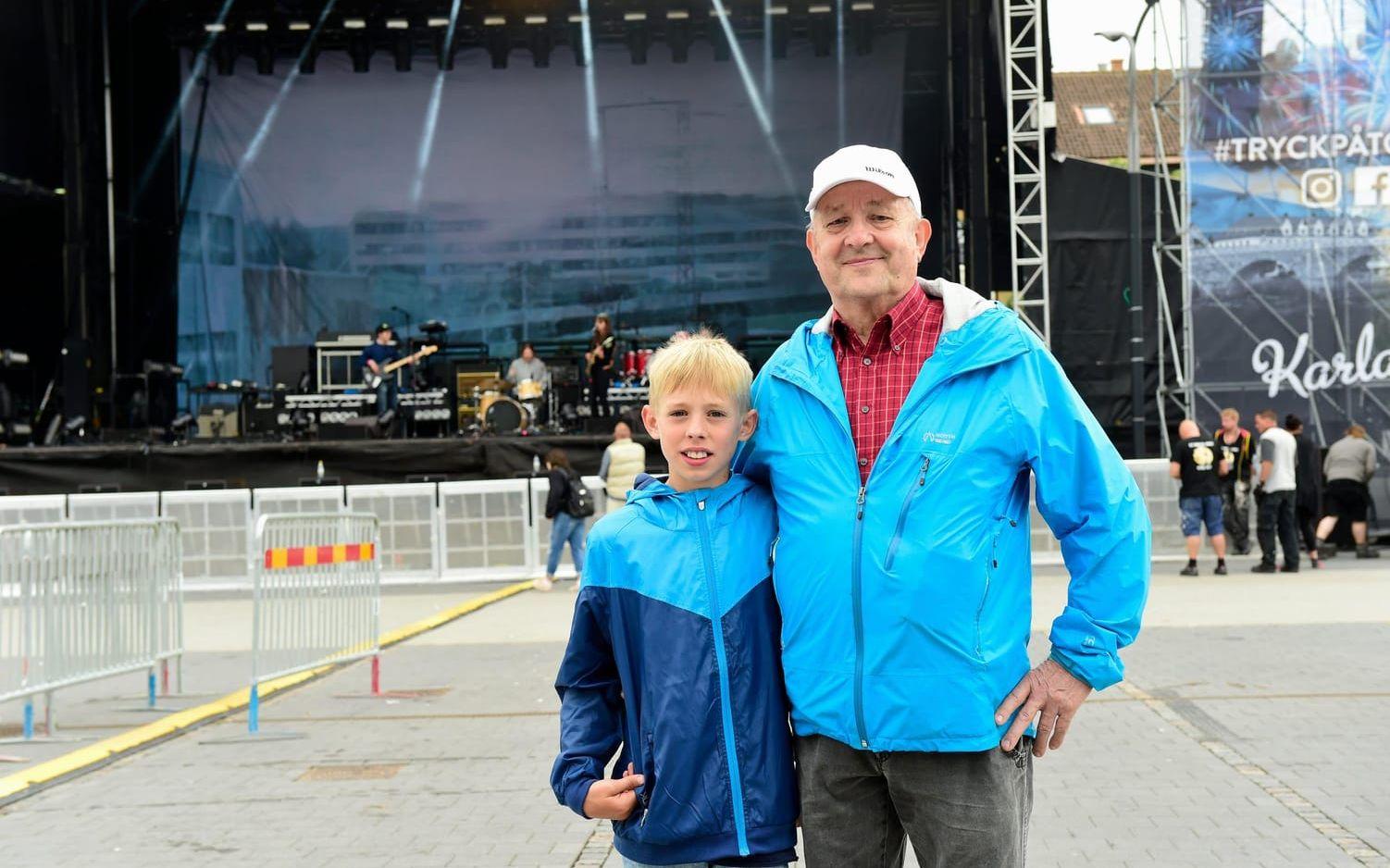 Spanar. Melker och farfar Bror Anderberg hoppas få en skymt av Winnerbäck innan konserten. På scen missar de honom den här gången.