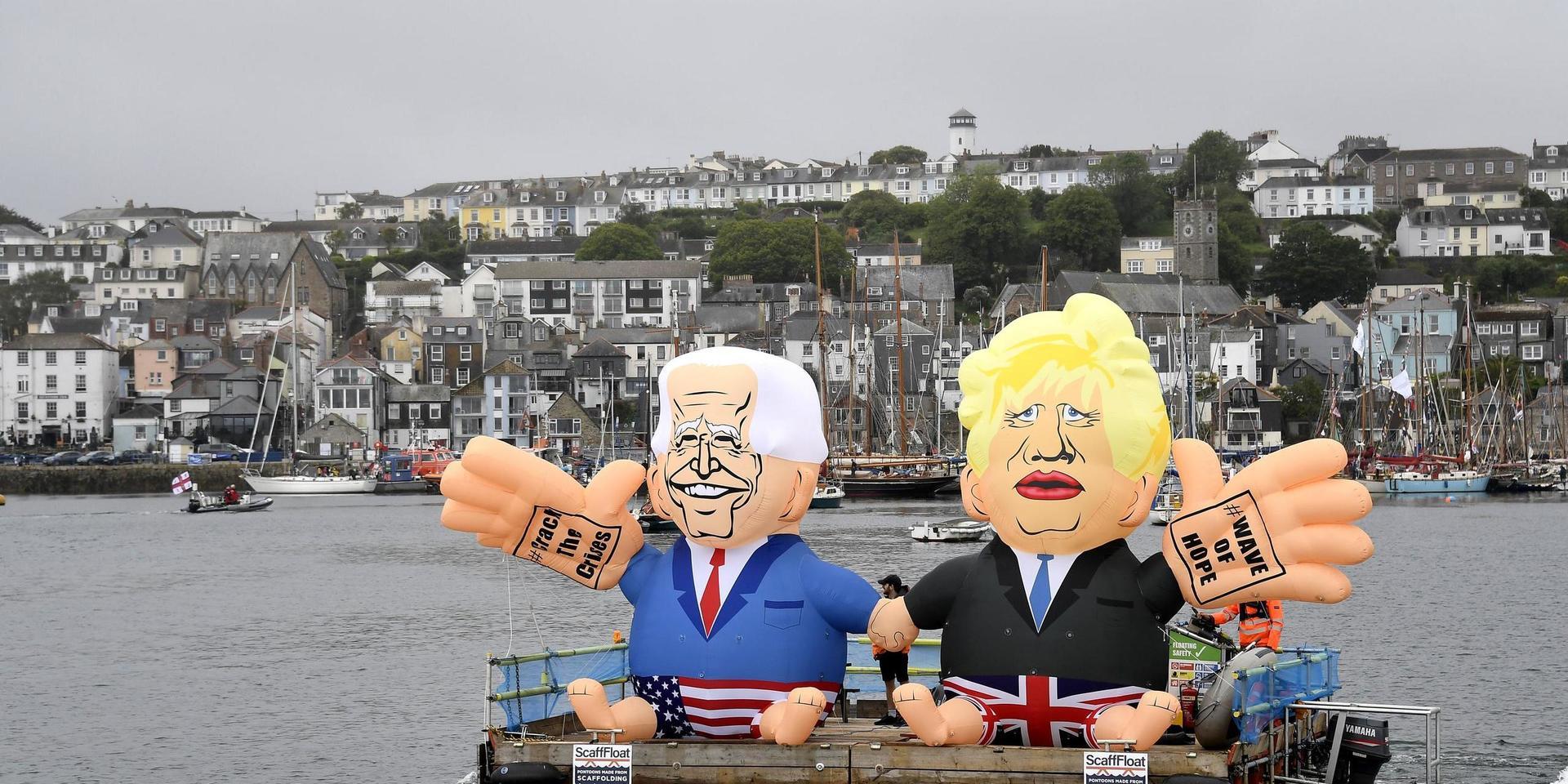 Två ballongfigurer föreställandes USA:s president Joe Biden och Storbritanniens premiärminister Boris Johnson flyter förbi brittiska Cornwall där G7-mötet i dagarna hålls.