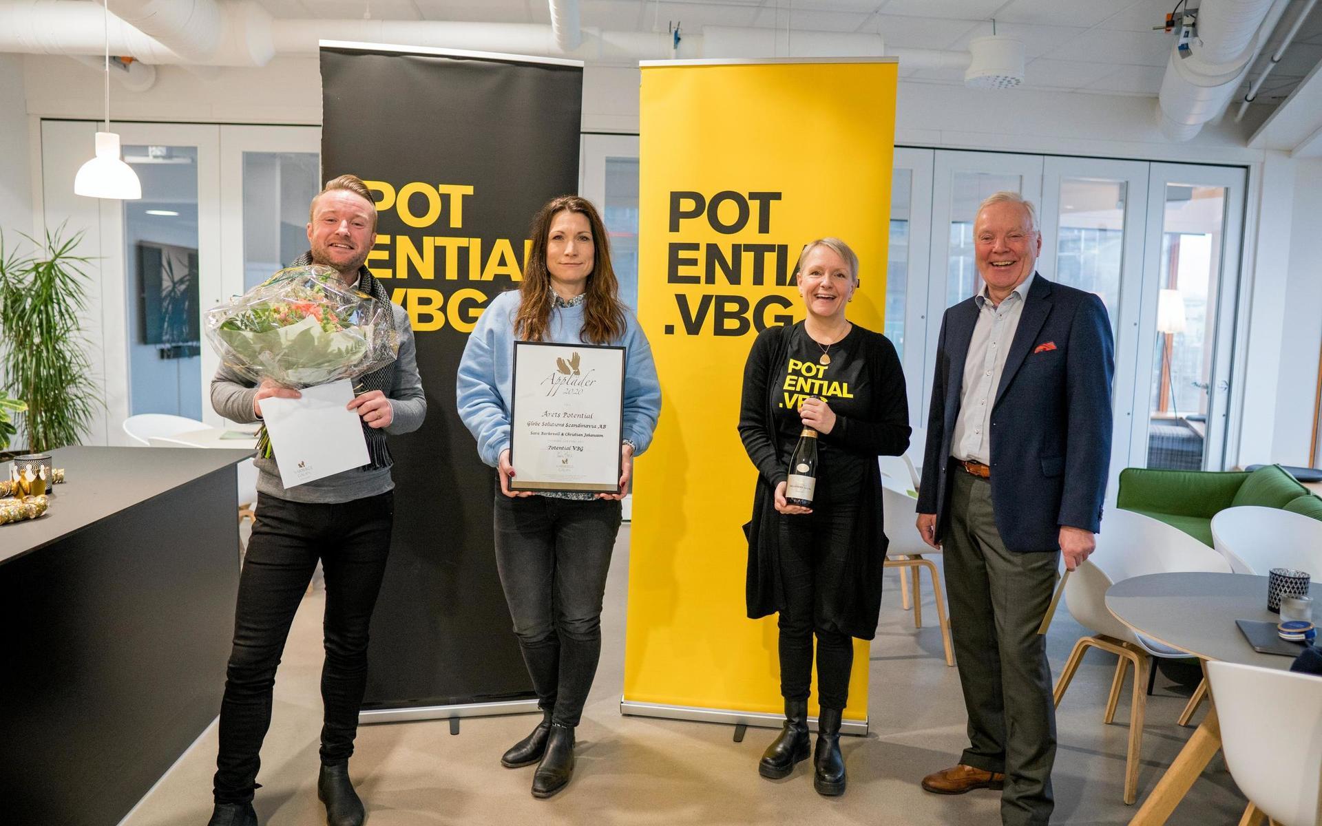 Priset delas ut av stiftelsen Potential Varberg. Här representerade av Linda Björk och ?.