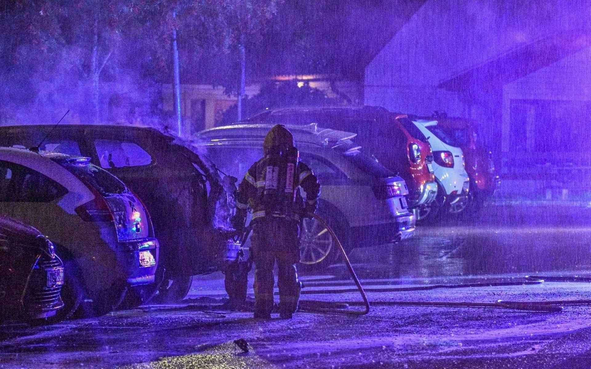 Vid 22-tiden på onsdagskvällen larmades räddningstjänsten om en brinnande bil på Brattebovägen. Bild: Christian Nilsson.