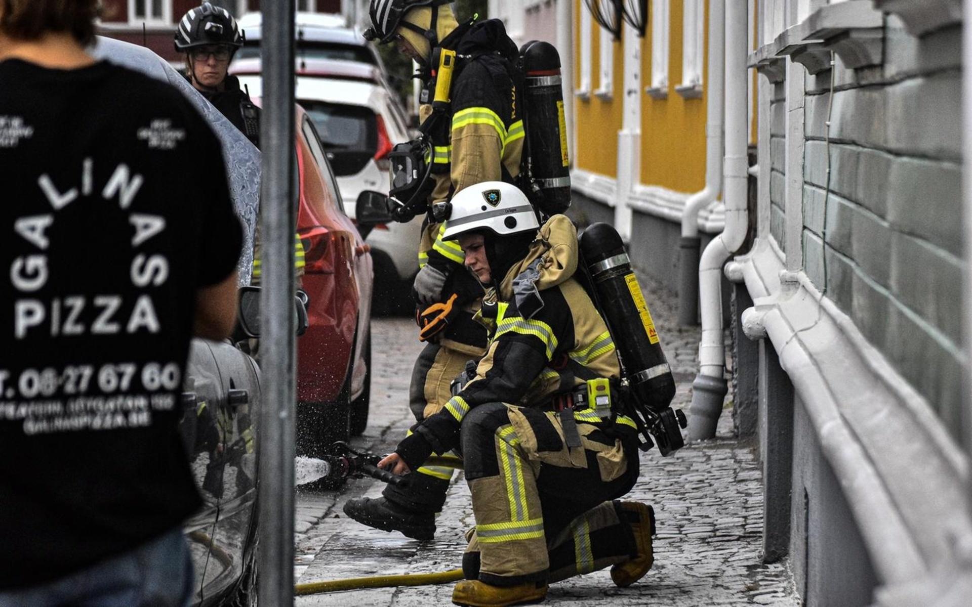 Vid femtiden på onsdagseftermiddagen brann en parkerad bil på Storgatan i centrum. Bild: Christian Nilsson