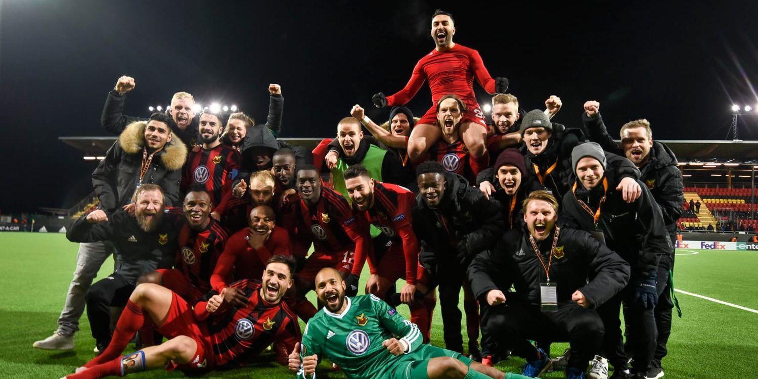 Östersunds målvakt Aly Keita (liggandes) och lagkamraterna firar avancemanget till Europa League-slutspel. Nu hoppas han få möta favoritlaget.