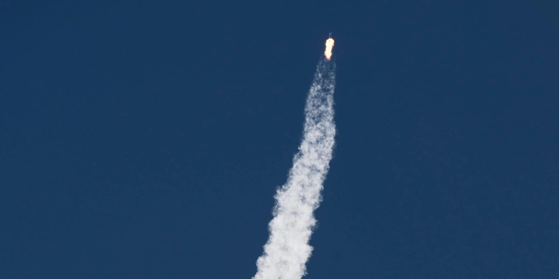 Falcon 9-raketen på väg upp från Vandenberg Air Force Base i Kalifornien.