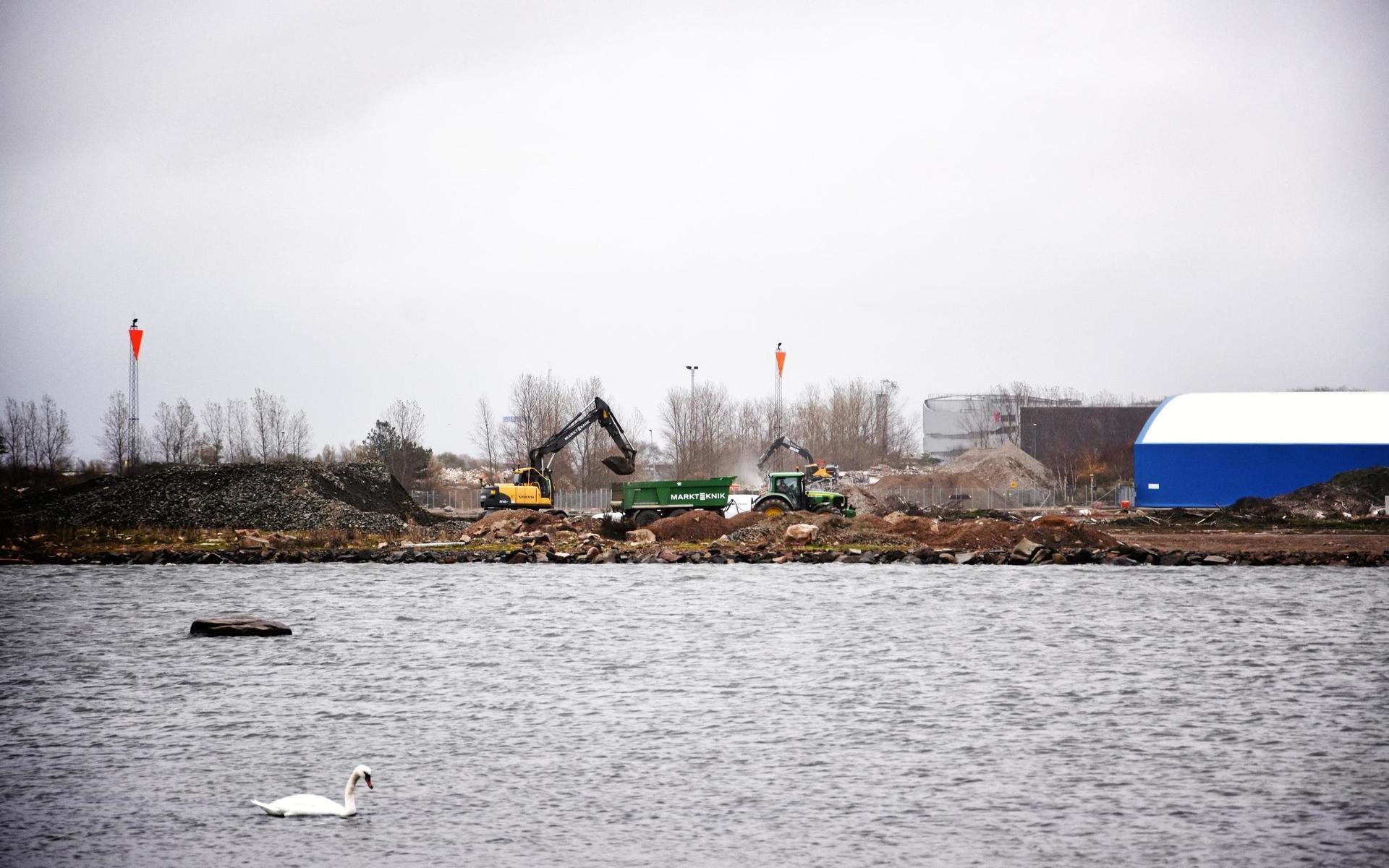 Bild från hamnen i början av november 2020. Marken lånas ut till Trafikverket och arbetet som pågår i den nya hamndelen har inget med hamnprojektet att göra. 