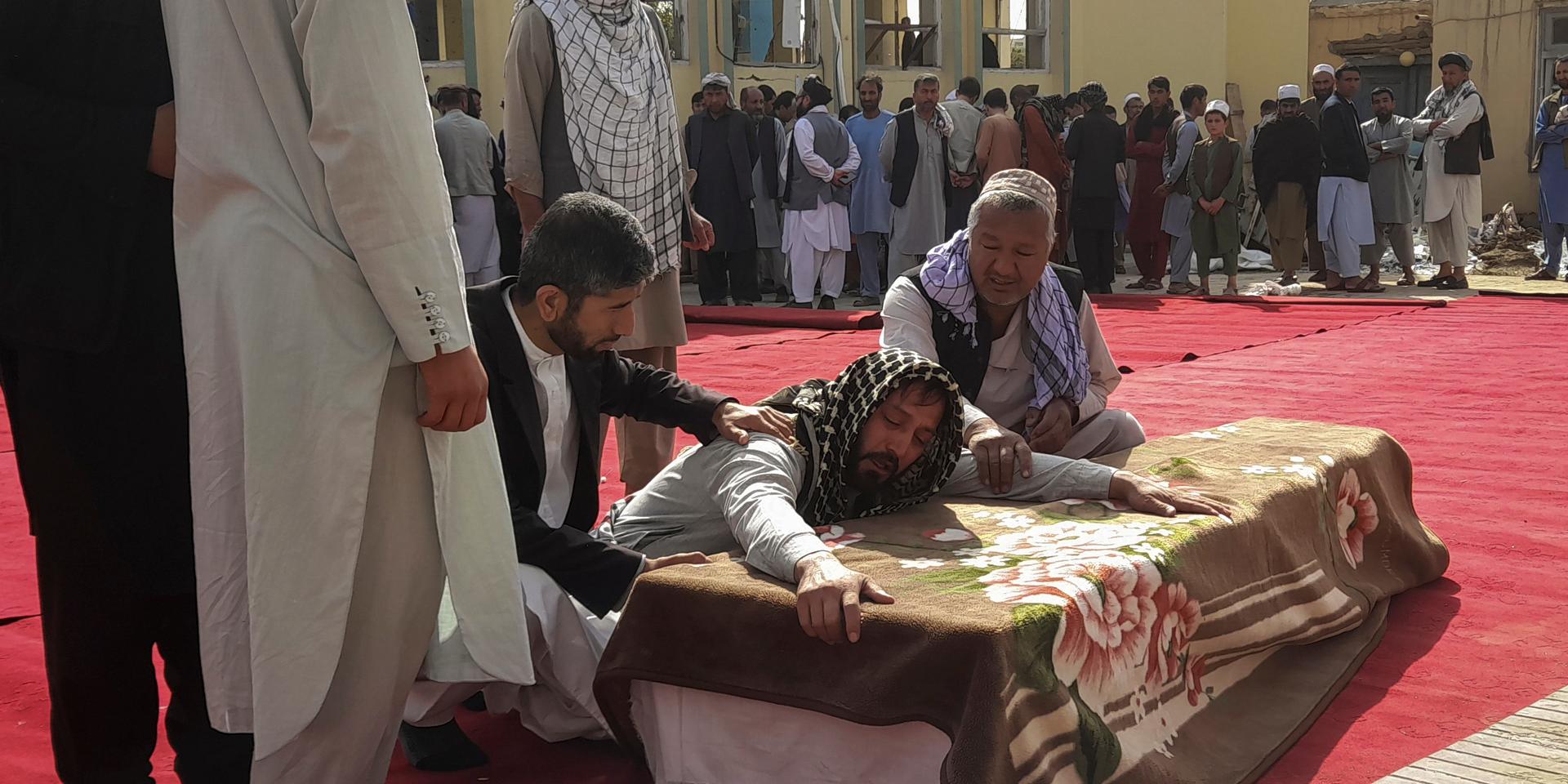 Begravning dagen efter terrordådet i Kunduz, norra Afghanistan, i början av oktober då en shiamuslimsk moské attackerades.