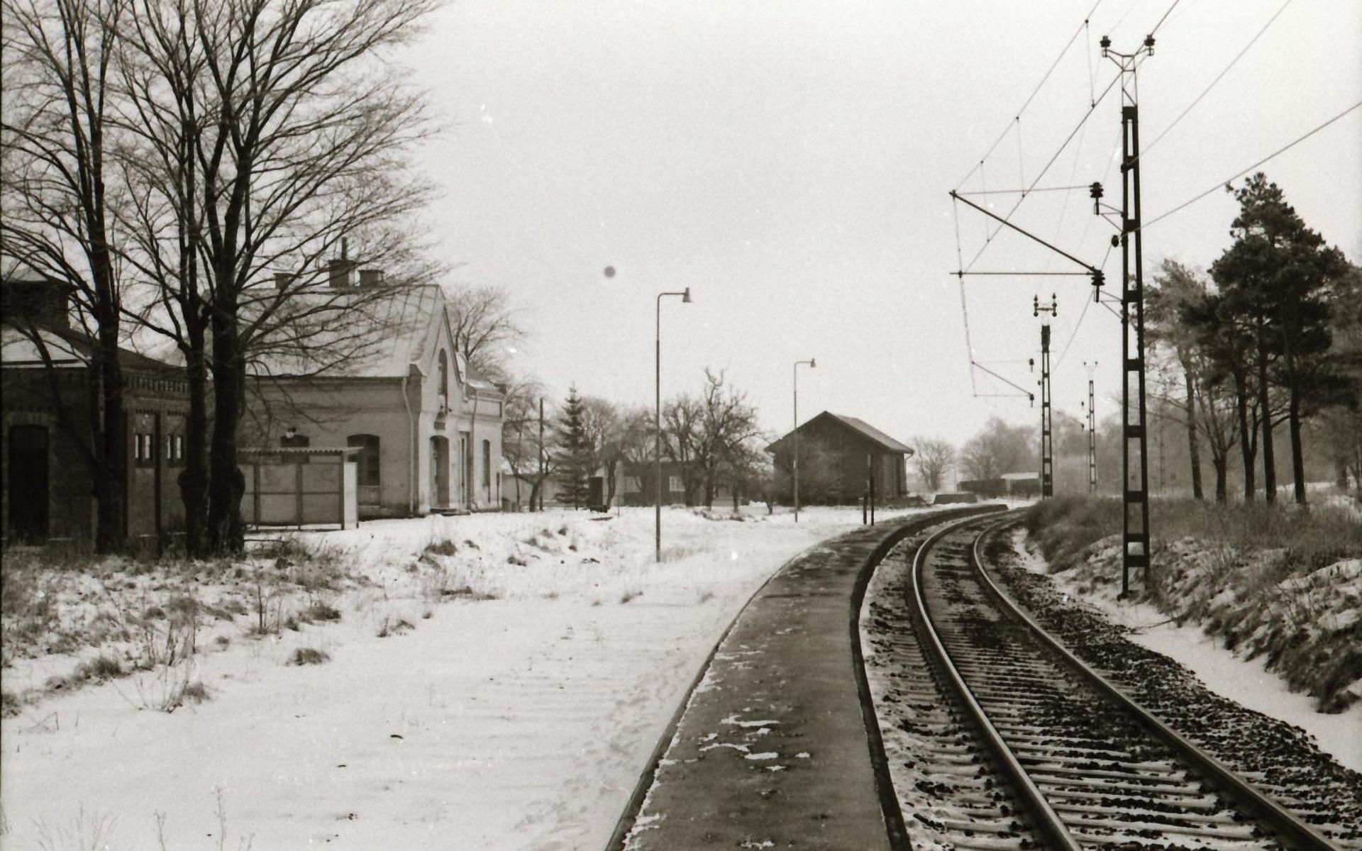 Stationen i Himle byggdes 1886 och revs 1970. Spannarp borde ha varit det naturliga namnet på stationen. Det fanns dock redan en station vid Ängelholm som tågen inte heller längre stannar vid. Bilden är tagen strax före rivning för 51 år sedan.