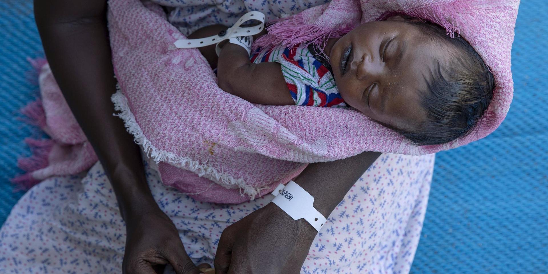 Tjugofemåriga Terhas Tsfa var höggravid när hon flydde striderna i Tigray, och fick föda sitt barn vid vägkanten. Nu befinner hon sig i ett flyktingläger i Qadarif i östra Sudan.