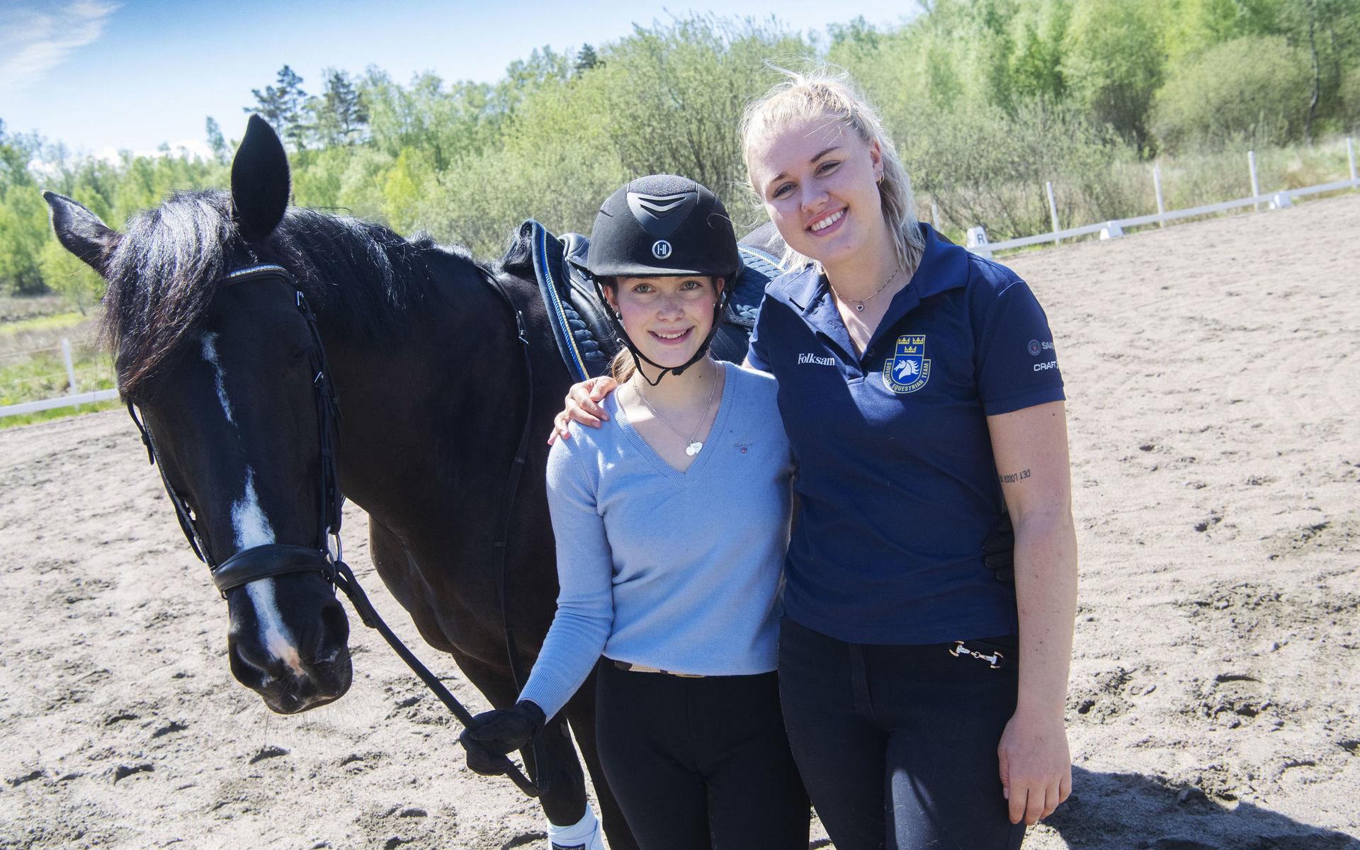 Clara tillsammans med en av sina bästa vänner Ellen Hidgård. De äger hästen Esther tillsammans.