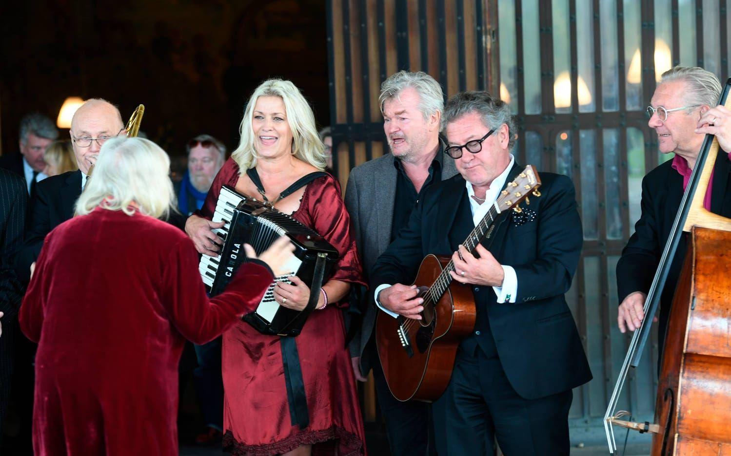 Bland annat Tina Ahlin, Peter Dalle och Tommy Körberg musicerar vid Hans Alfredsons begravning. Foto: TT