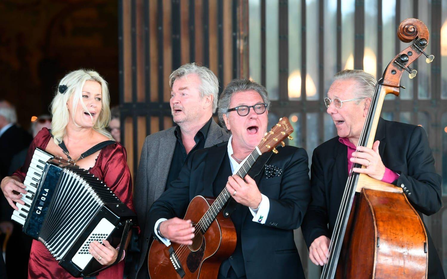Bland annat Tina Ahlin, Peter Dalle och Tommy Körberg musicerar vid Hans Alfredsons begravning. Foto: TT