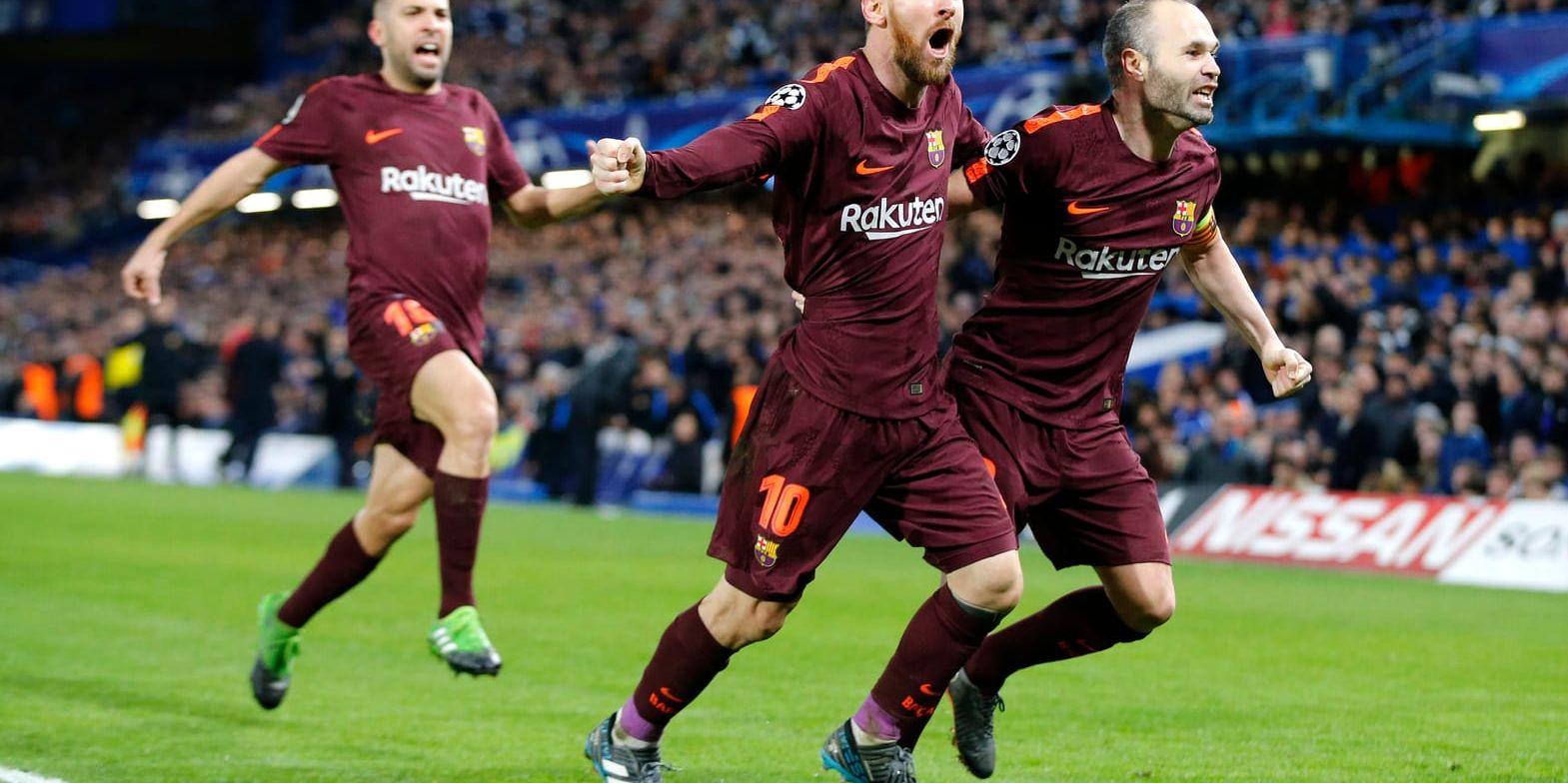 Lionel Messi och Andrés Iniesta firar kvitteringsmålet mot Chelsea i Champions League-åttondelsfinalen i London.