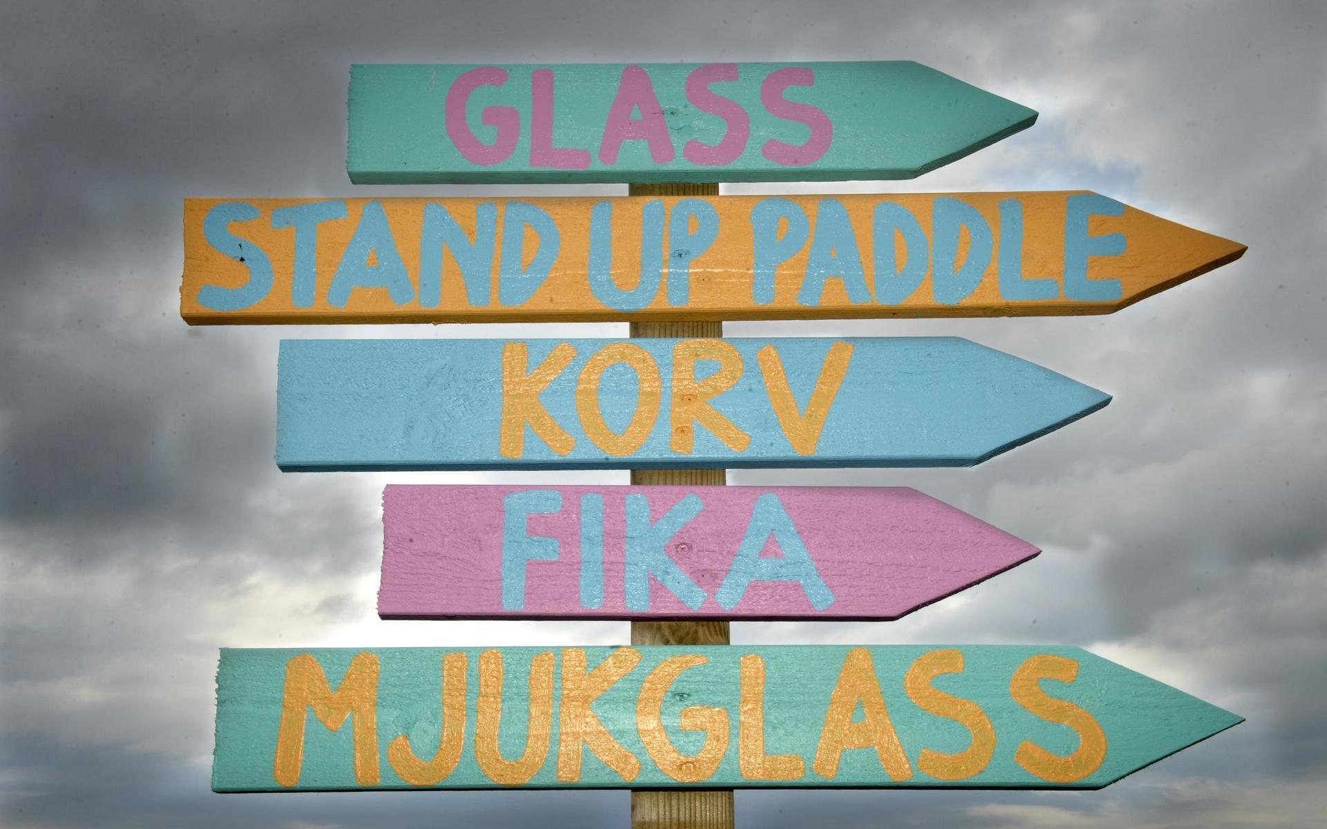 På Stråvalla strand finns fika och stand up padel. 
