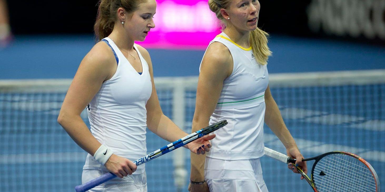 Sveriges Rebecca Peterson och Johanna Larsson vann den avgörande dubbelmatchen och säkrade svensk seger mot Estland i Fed Cup. Arkivbild.