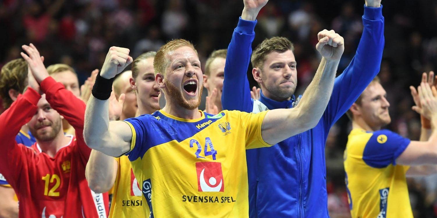 Jim Gottfridsson jublar med resten av landslaget efter segern i tisdagens handbollsmatch i EM grupp A mellan Kroatien och Sverige i Spaladium Arena.