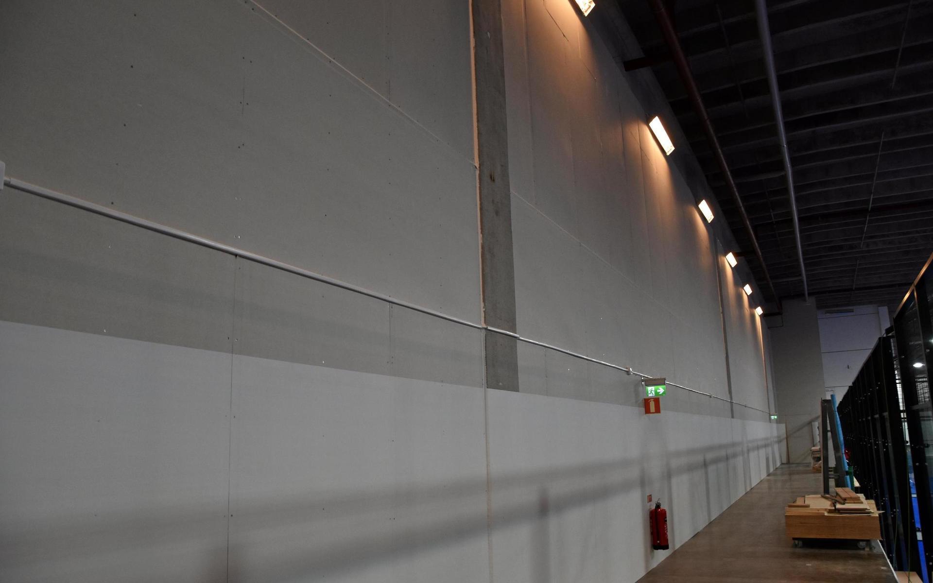 En enorm vägg har rests för att skilja padelhallen från Nilson groups övriga verksamhet.