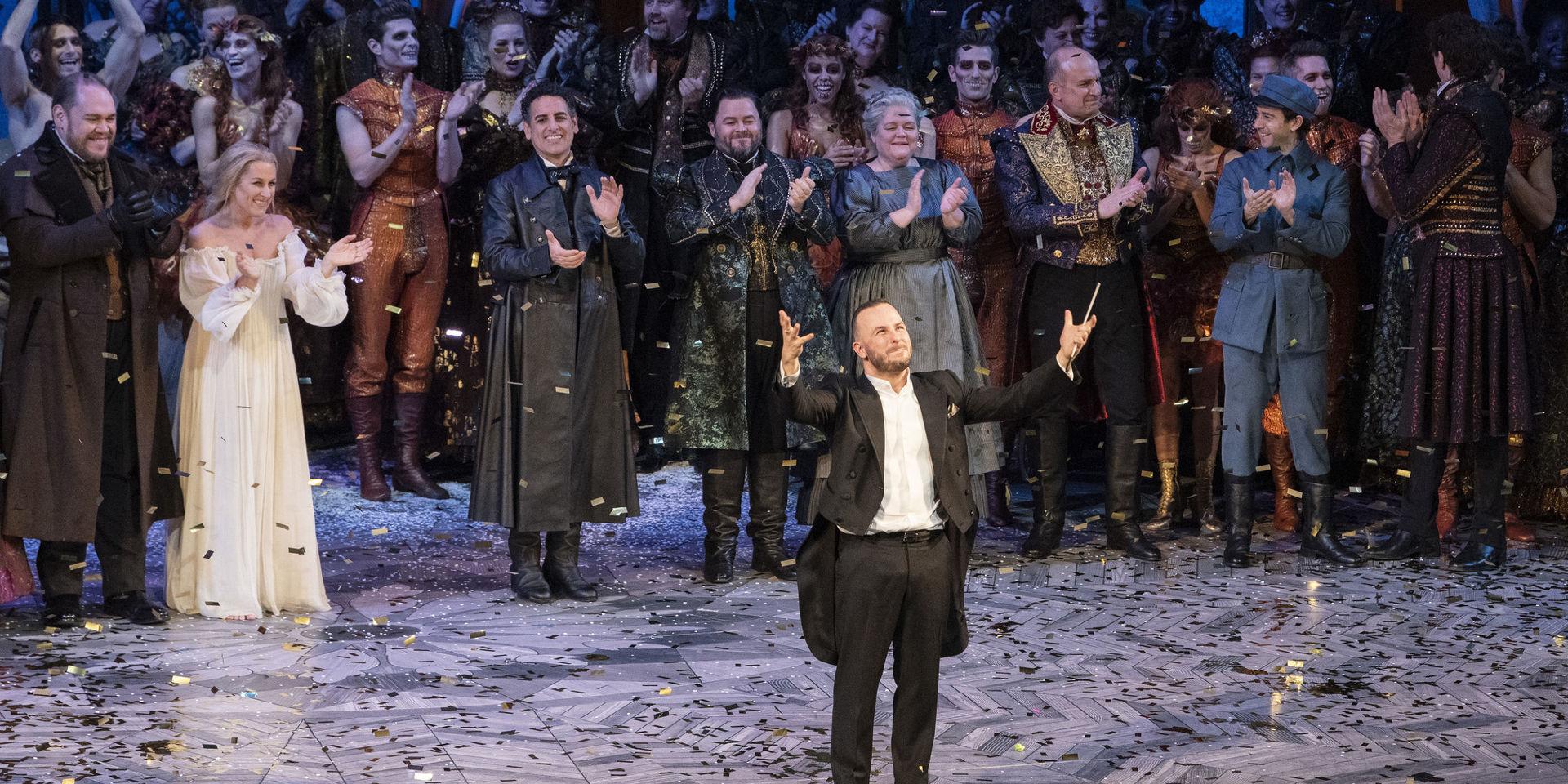 Dirigenten Yannick Nézet-Séguin tar emot applåder på Verdi&apos;s &quot;La Traviata,&quot; på Metropolitan i New York, en av de operor som visats på bion i Varberg. 