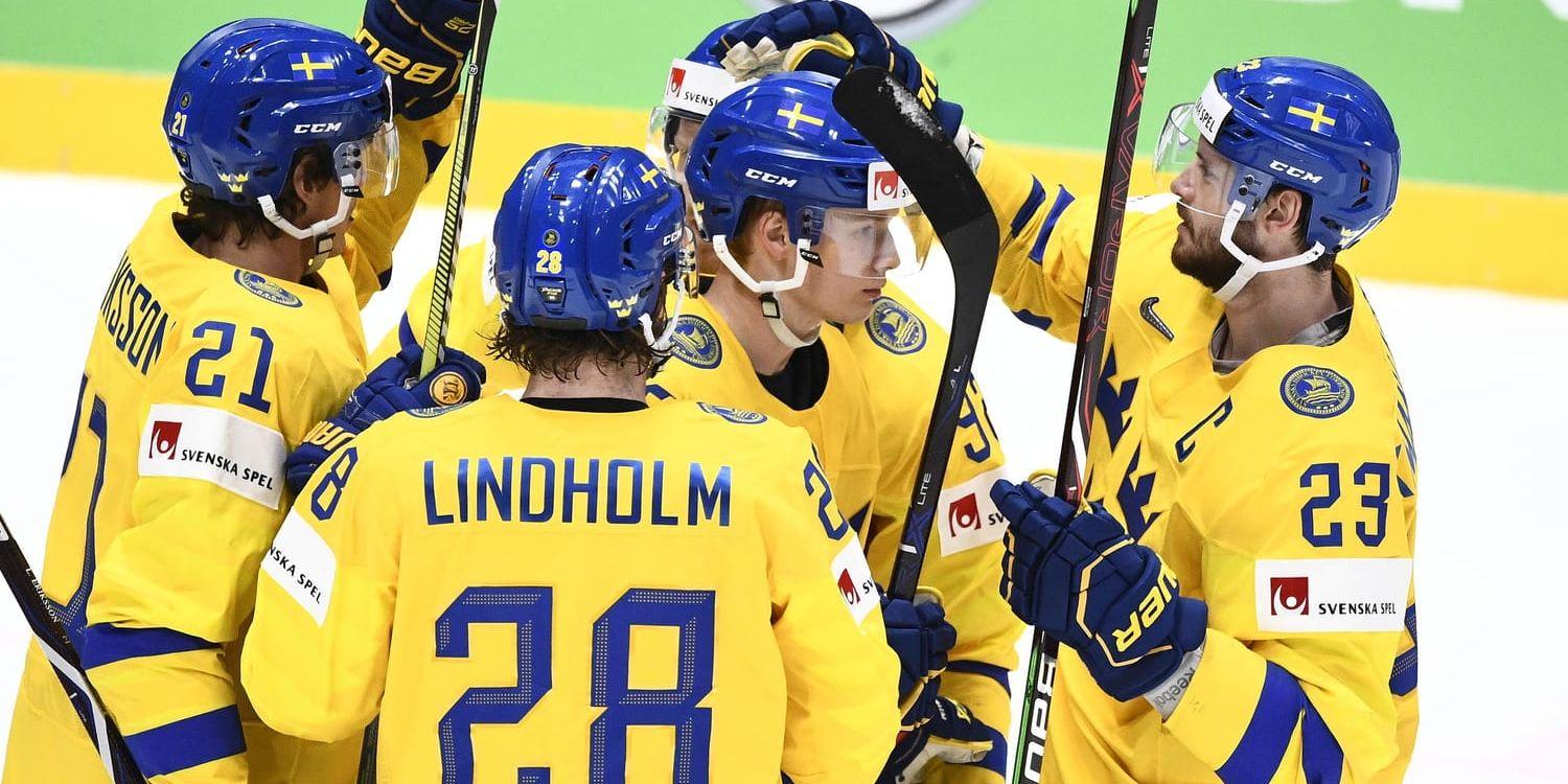 Tre Kronor firar ett mål tidigare i turneringen.