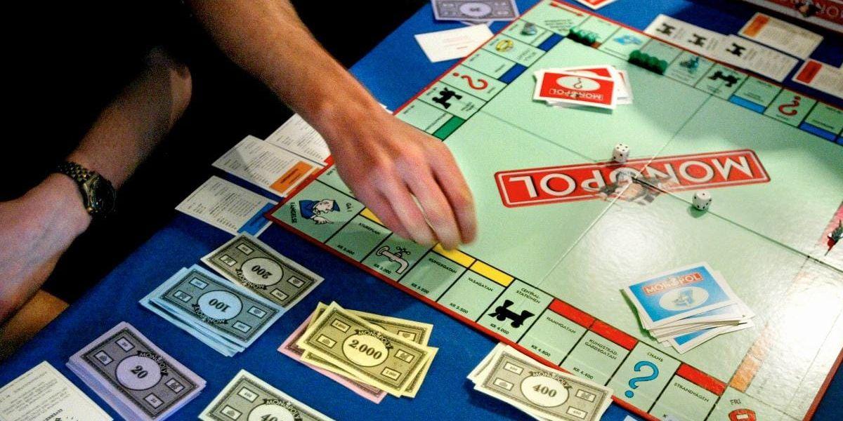 Spel. I Monopol ska man försöka försätta sina motspelare i konkurs.