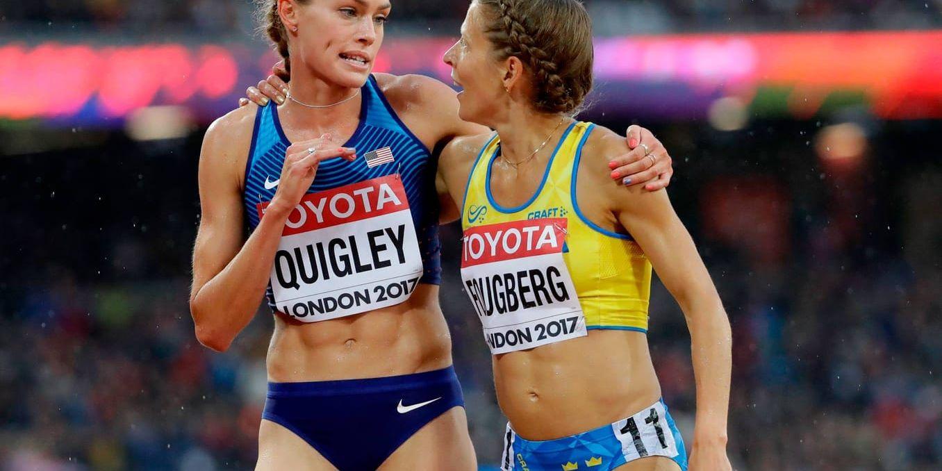 Charlotta Fougberg tröstas av Colleen Quigley, USA, efter svenskans misslyckade försökslopp på 3 000 meter hinder.