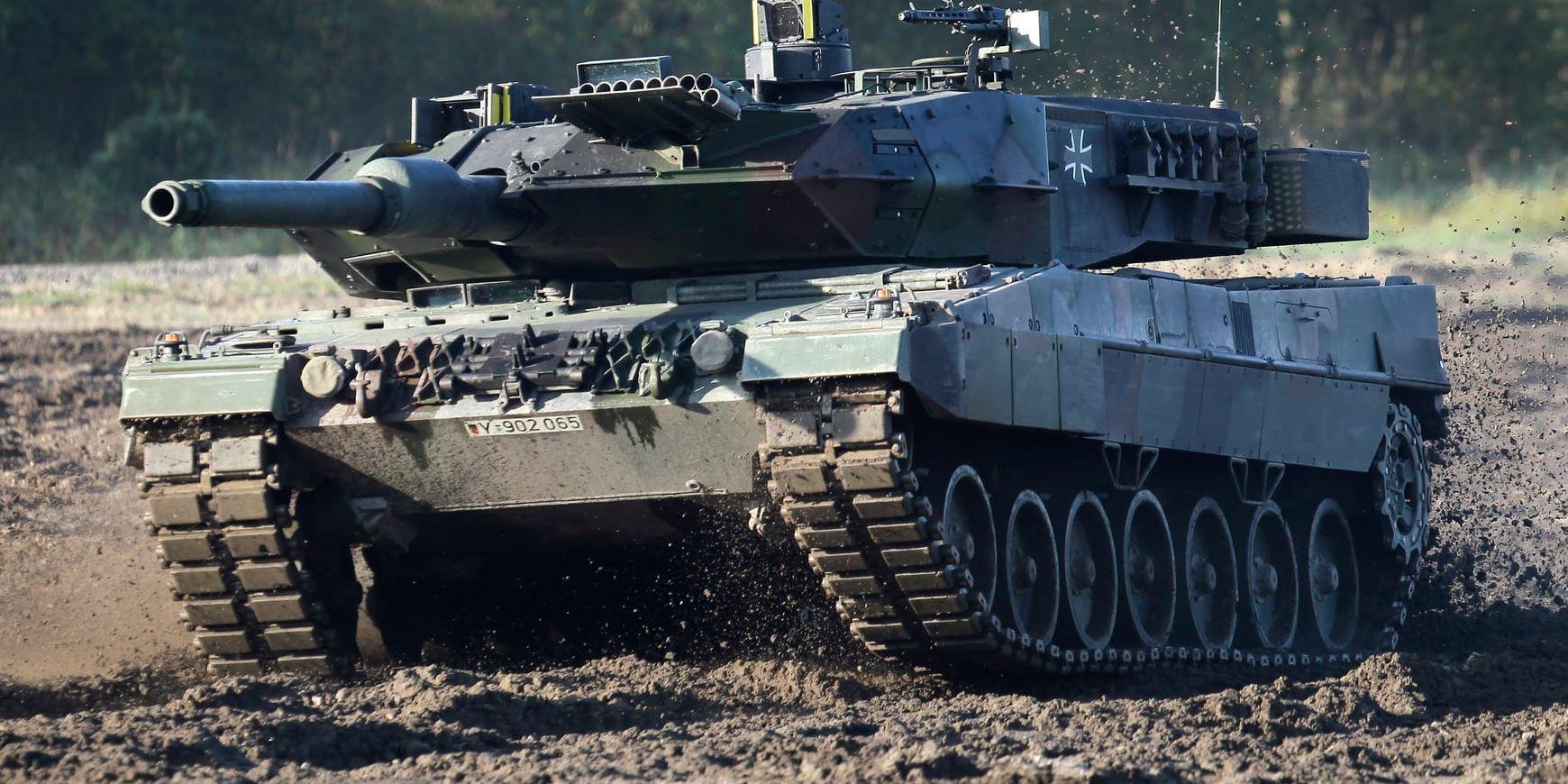 En Leopard 2-stridsvagn vid en uppvisning i tyska Münster, år 2011. På stridsvagnens vänstersida sitter den tyska militären Bundeswehrs kors. Arkivbild.