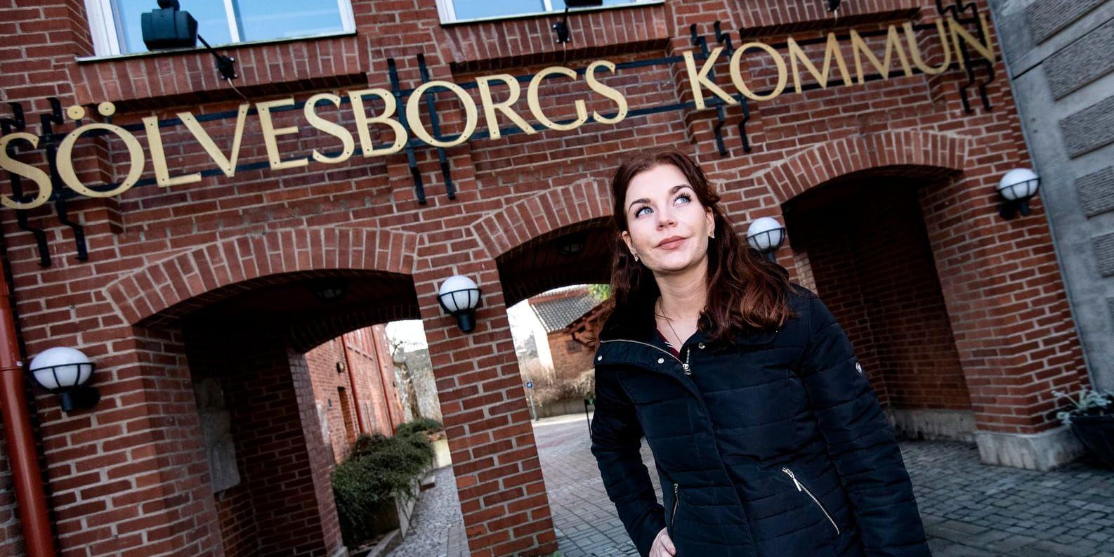 Kommunstyrelsens ordförande i Sölvesborg – Louise Erixon (SD) – utanför kommunhuset.