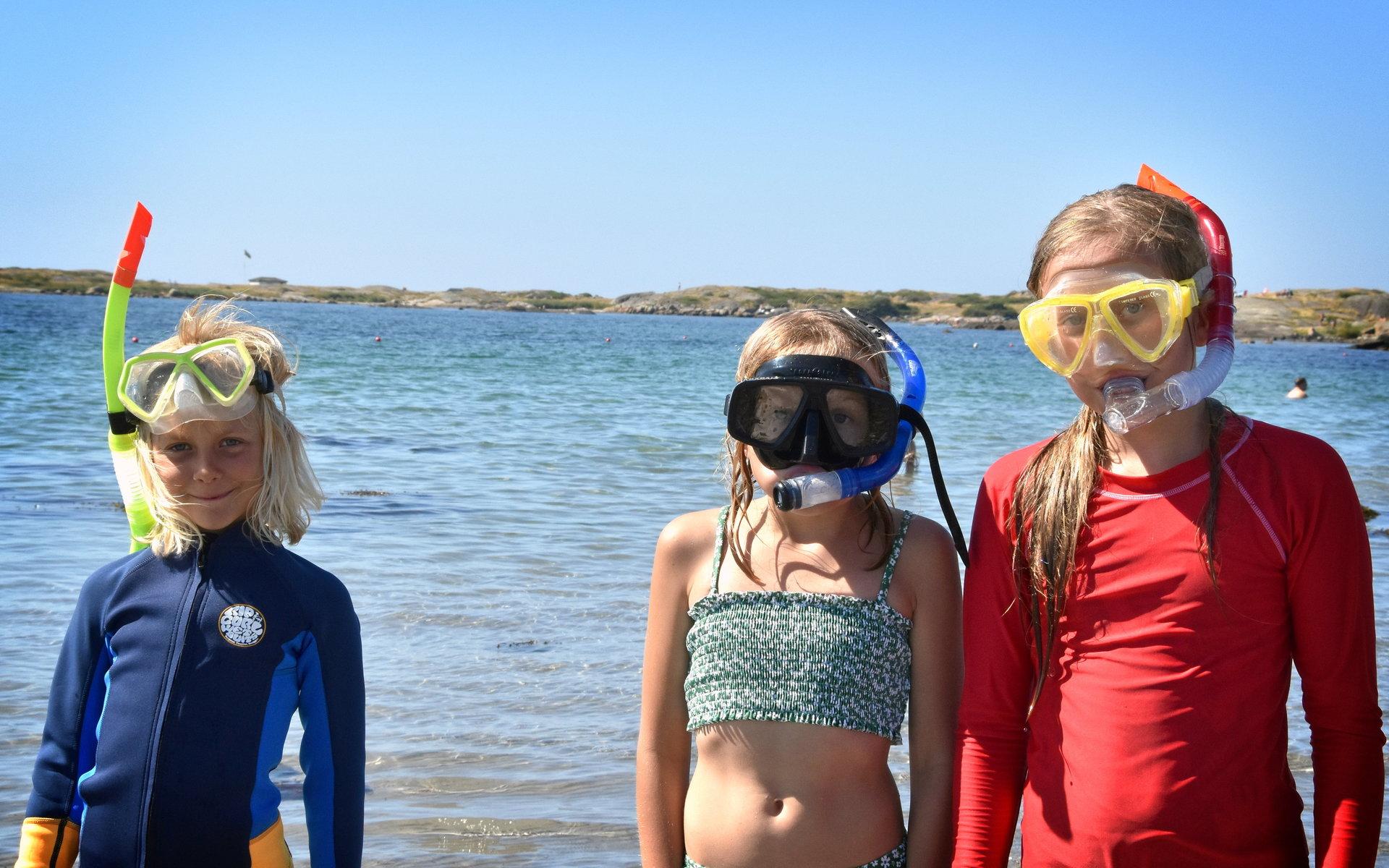 Vera Karnehed, 7 år, Rut Neimark, snart 10 år och Signe Karnehed, 10 år ska ge sig ut på snorkelleden.