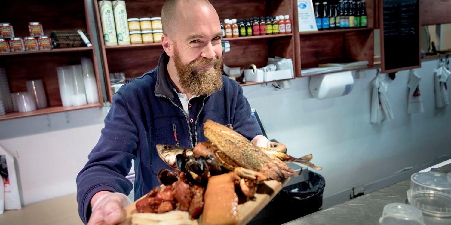 Vad ska man köpa istället för ål? Jonas Wickström på Öckerö Fisk i Feskekörka, rekommenderar alternativ som rökta laxnuggets, whiskeyrökt lax, rökta musslor eller rökt makrill.
